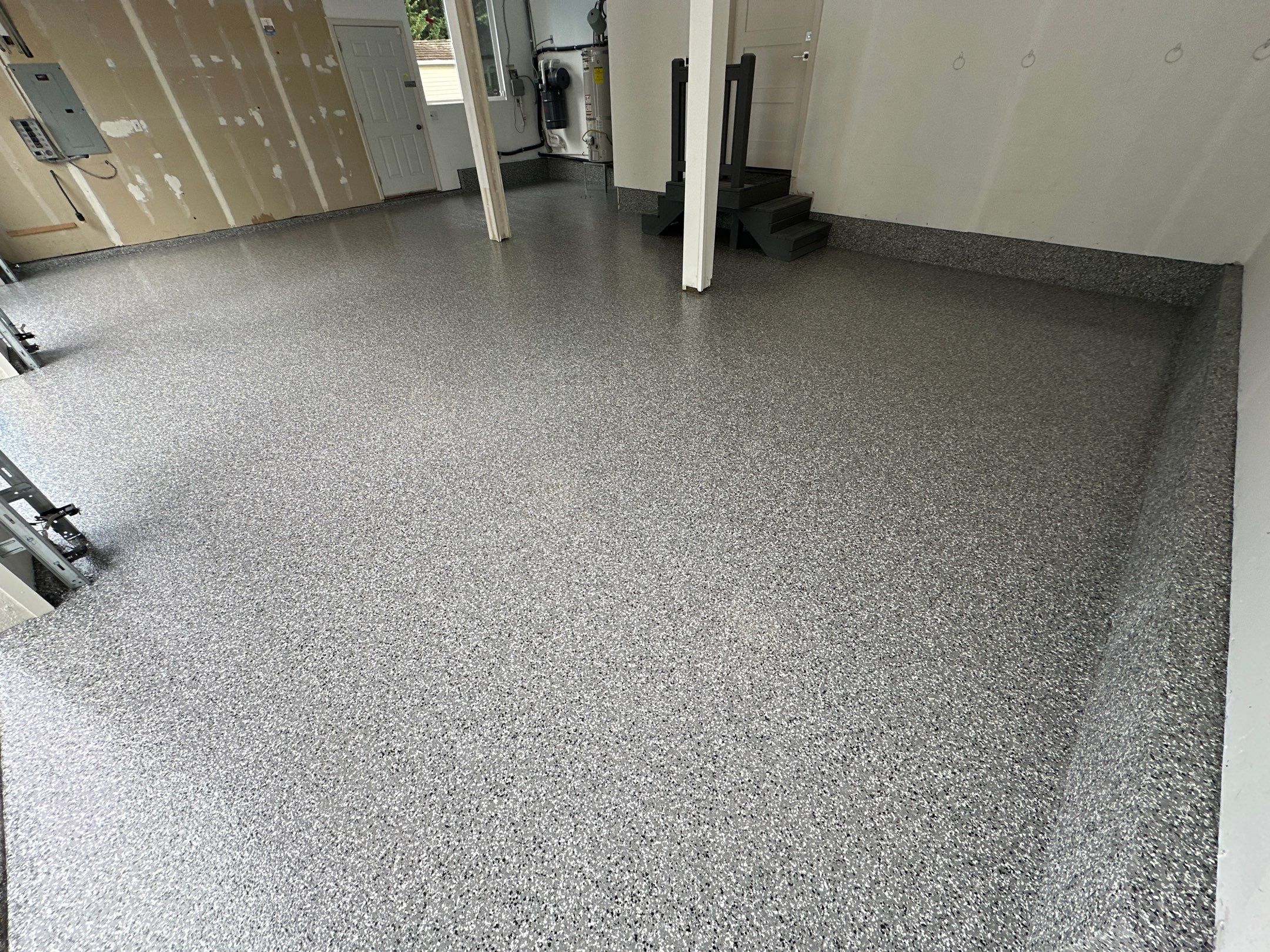 Smoke flake polyurea floor and coated stem wall in a Redmond garage