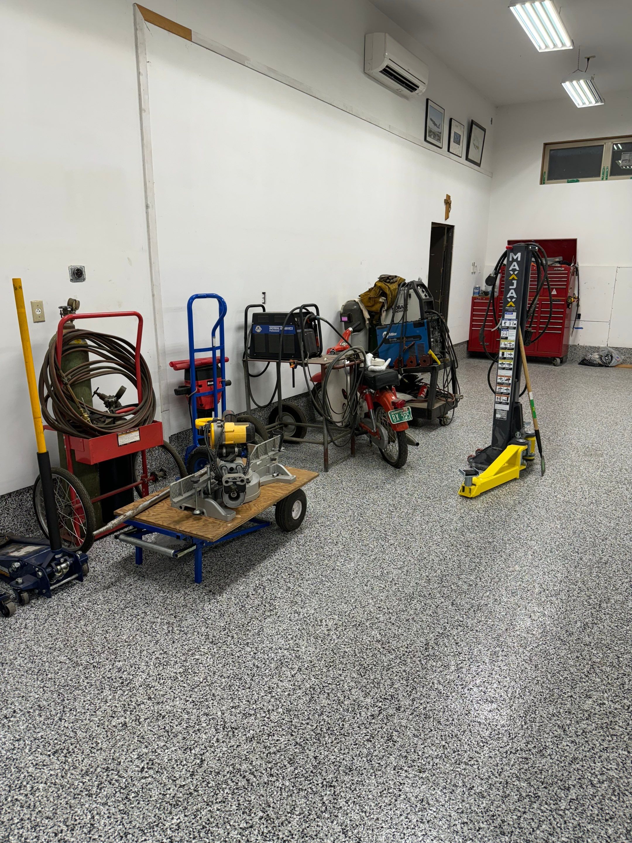 Domino flake polyurea shop floor with welder, toolbox and floor jack in Snohomish