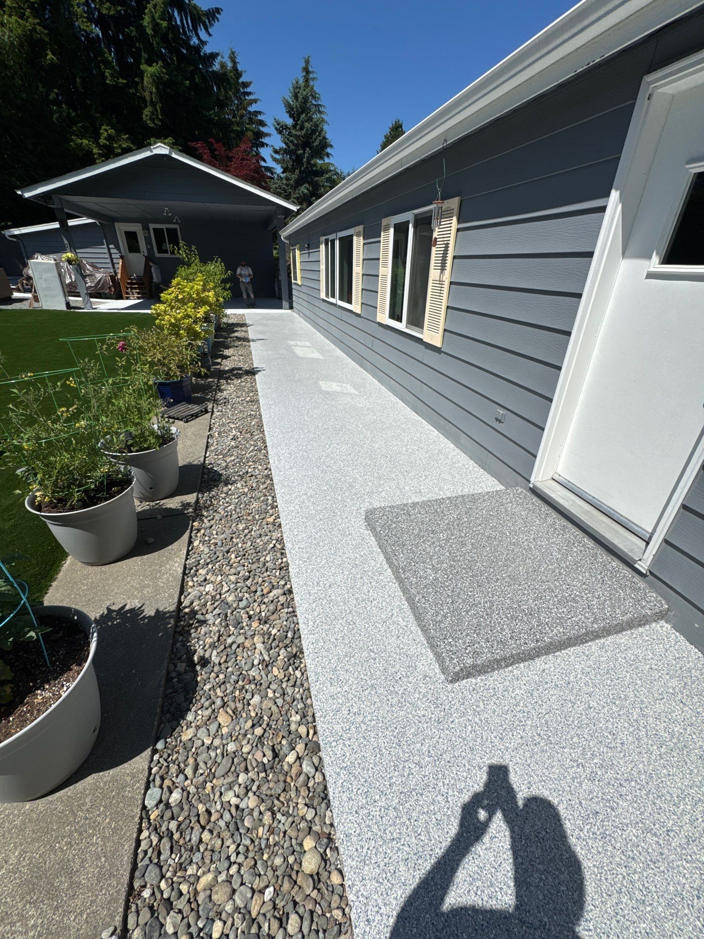Coated side walkway in Tidal Wave flake running past the front door of a Bothell home