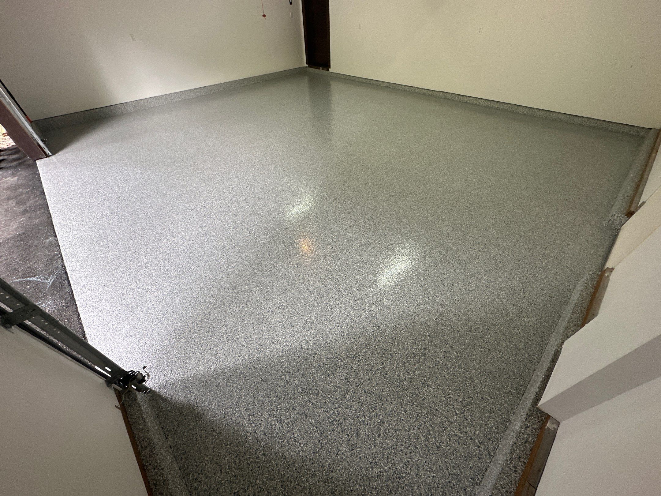 Glossy Tidal Wave flake garage floor with a coated cove edge in an Issaquah home