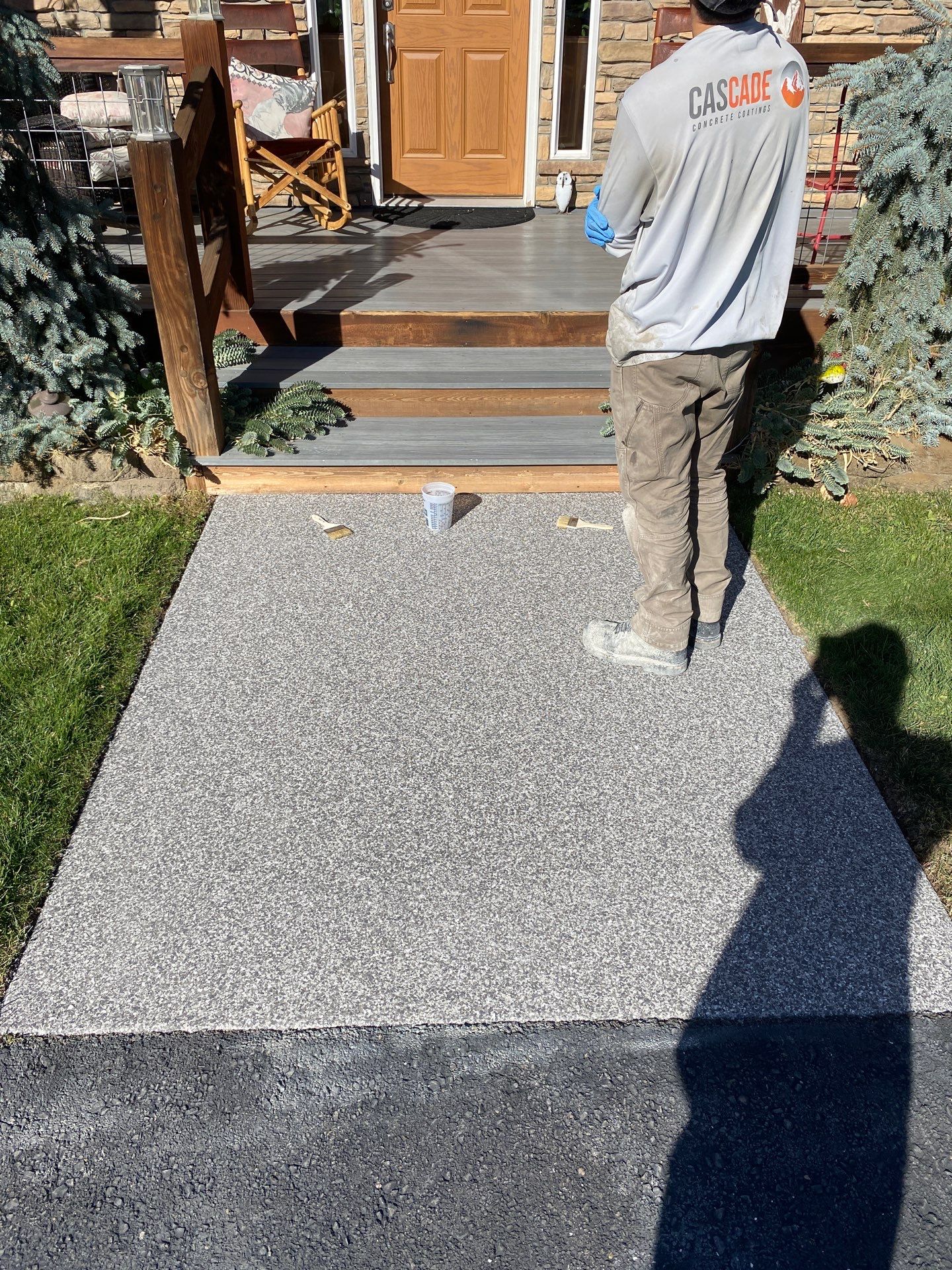 Close-up of Silver Creek gray flake on a Cle Elum garage floor