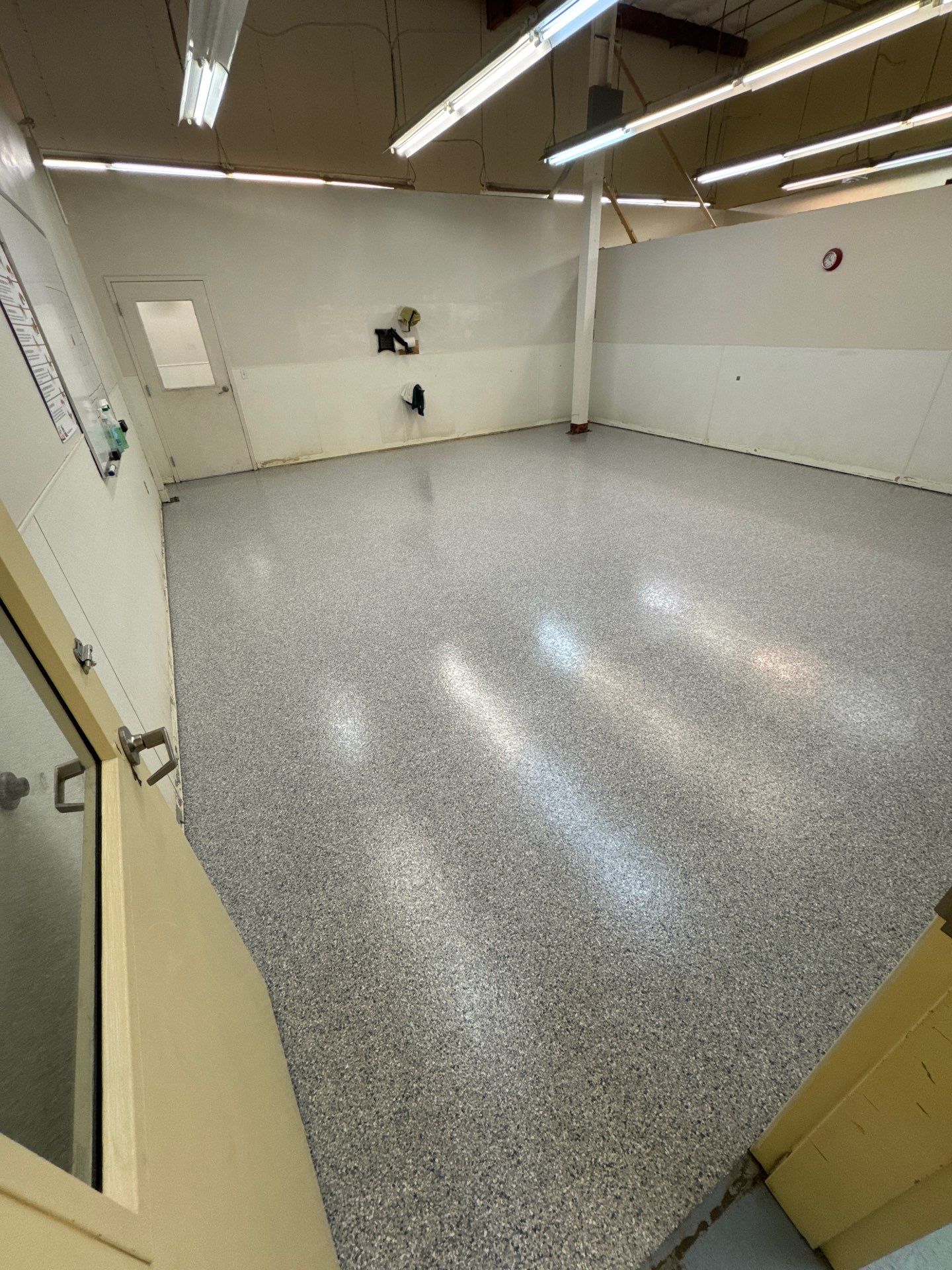 Large Woodinville commercial room with a glossy Tidal Wave flake polyurea floor