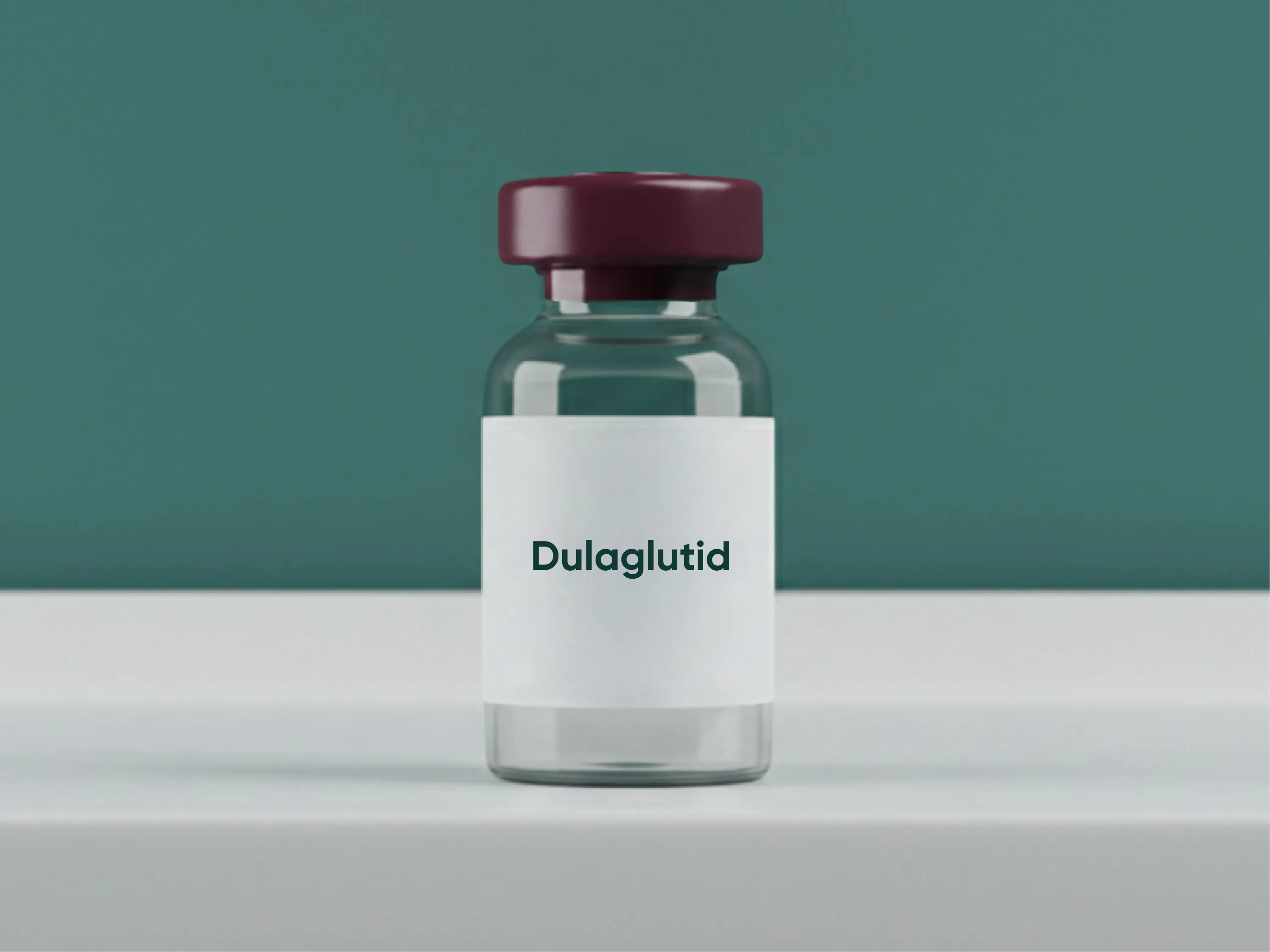 Medikamentenfläschchen mit der Aufschrift Dulaglutid vor grünem Hintergrund als Symbol für ein GLP-1-Rezeptoragonist zur Behandlung von Typ-2-Diabetes und Gewichtsreduktion.