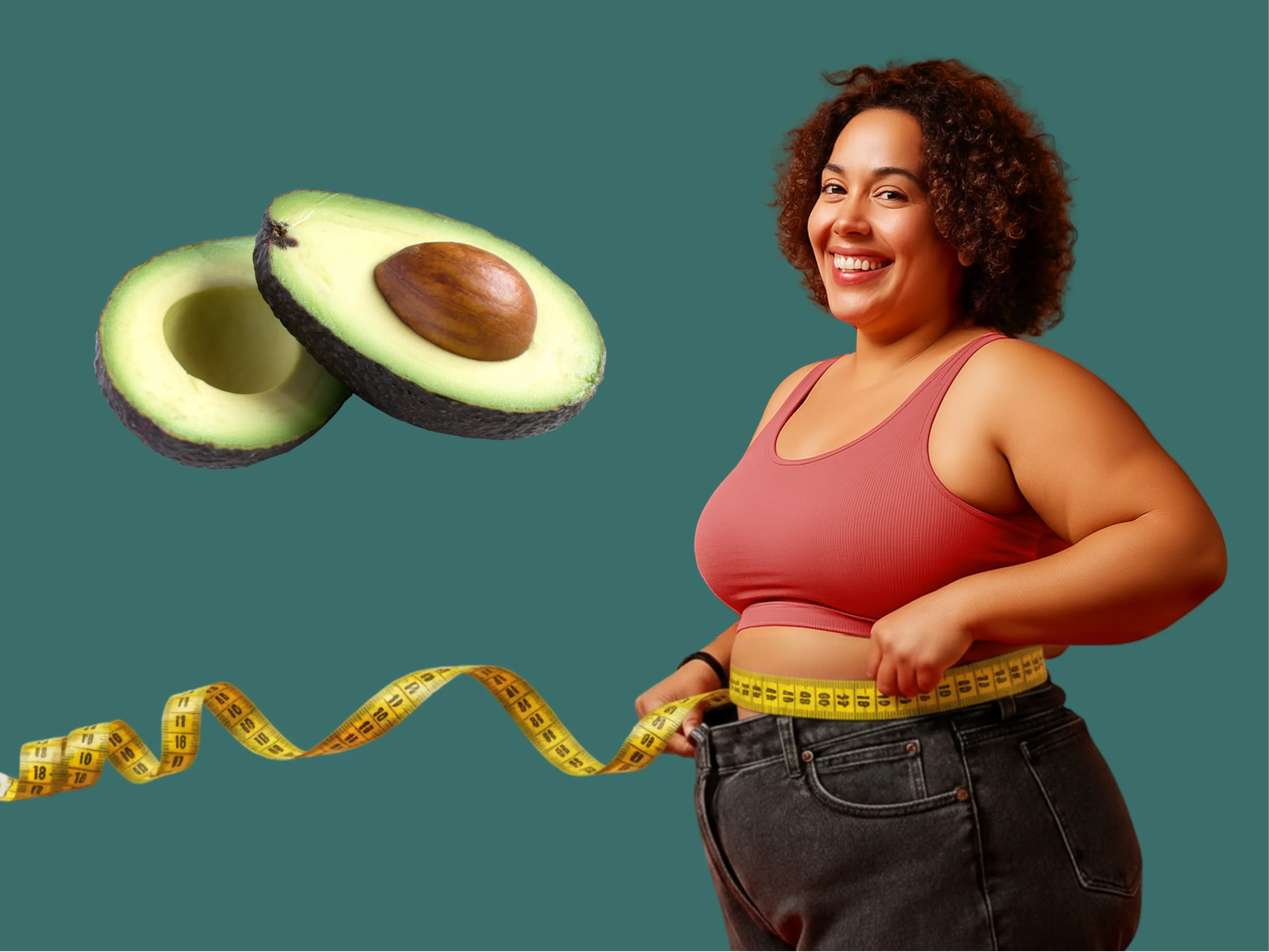 Eine lächelnde Frau zeigt mit Maßband, wie gesundes Abnehmen mit Avocado gelingt.