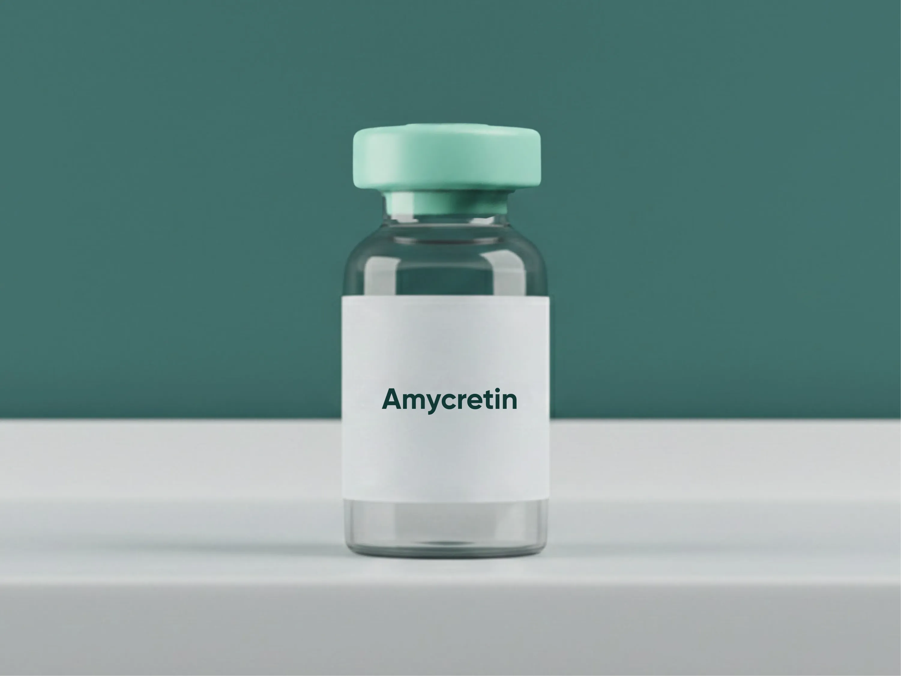 Medikamentenfläschchen mit der Aufschrift Amycretin vor grünem Hintergrund.