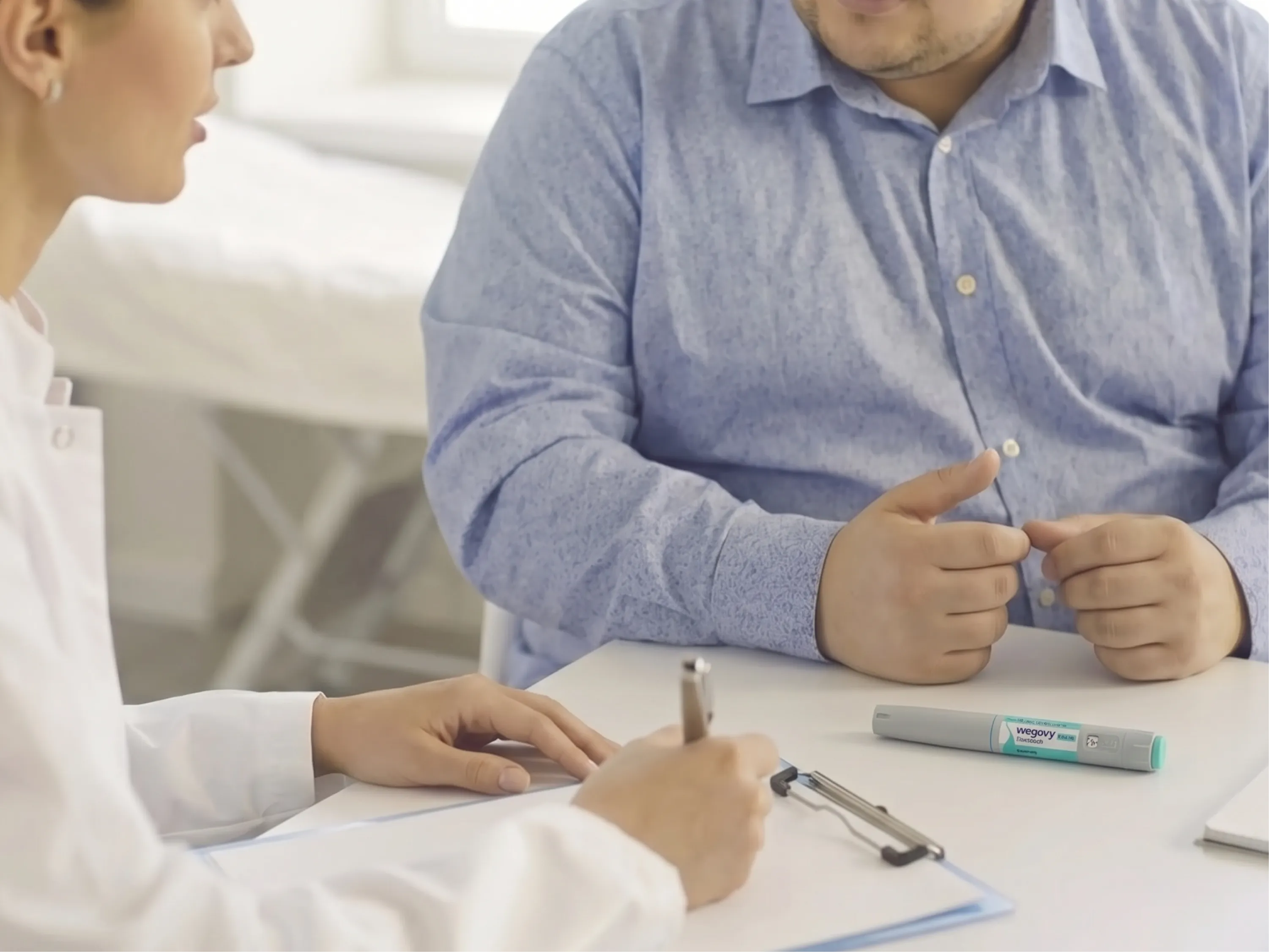 Ärztin bespricht das Wegovy absetzen mit einem Patienten, Injektionspen liegt auf dem Tisch. | GoLighter