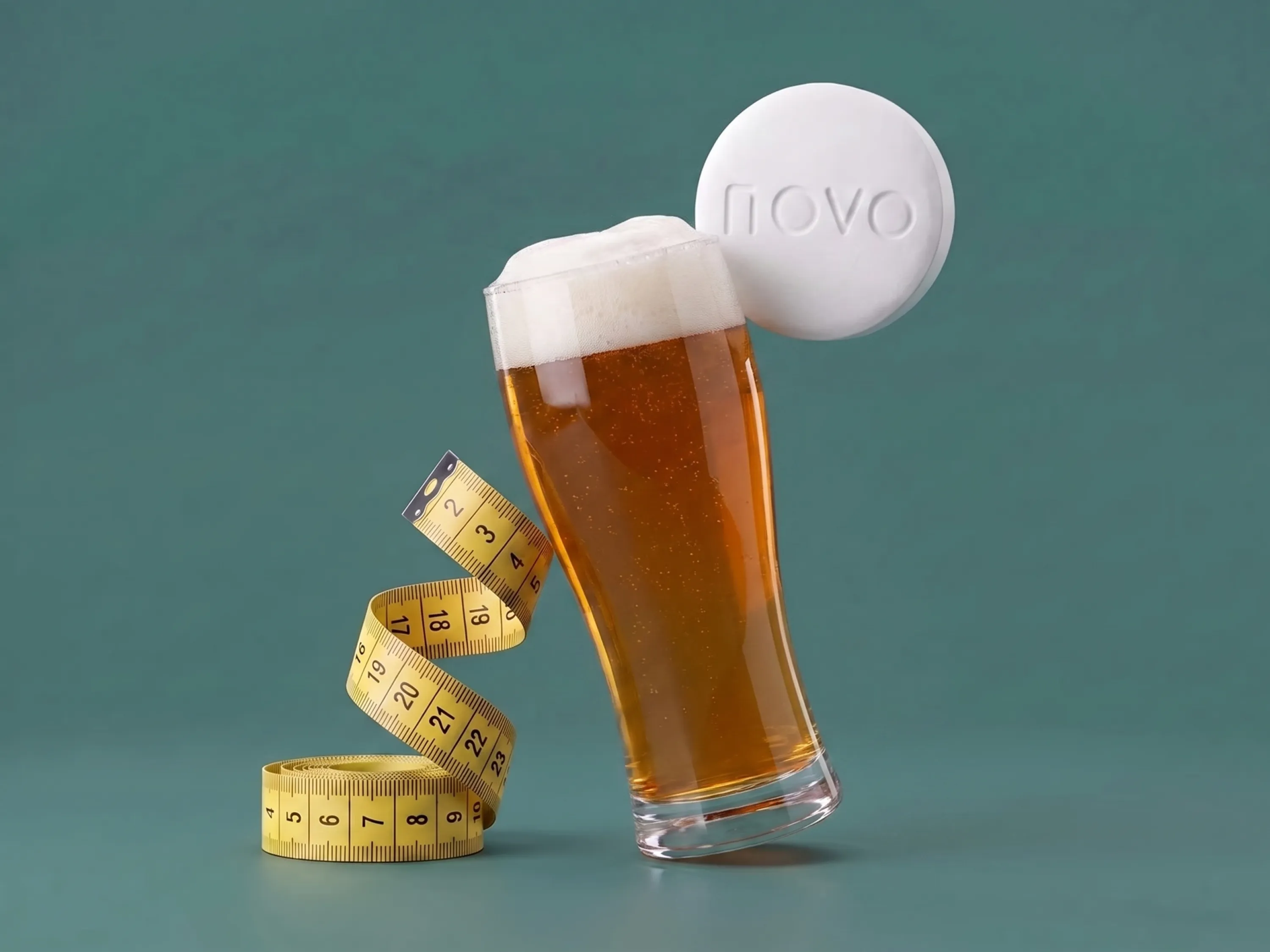 Bierglas mit Maßband zum Thema Wegovy Tabletten und Alkohol.