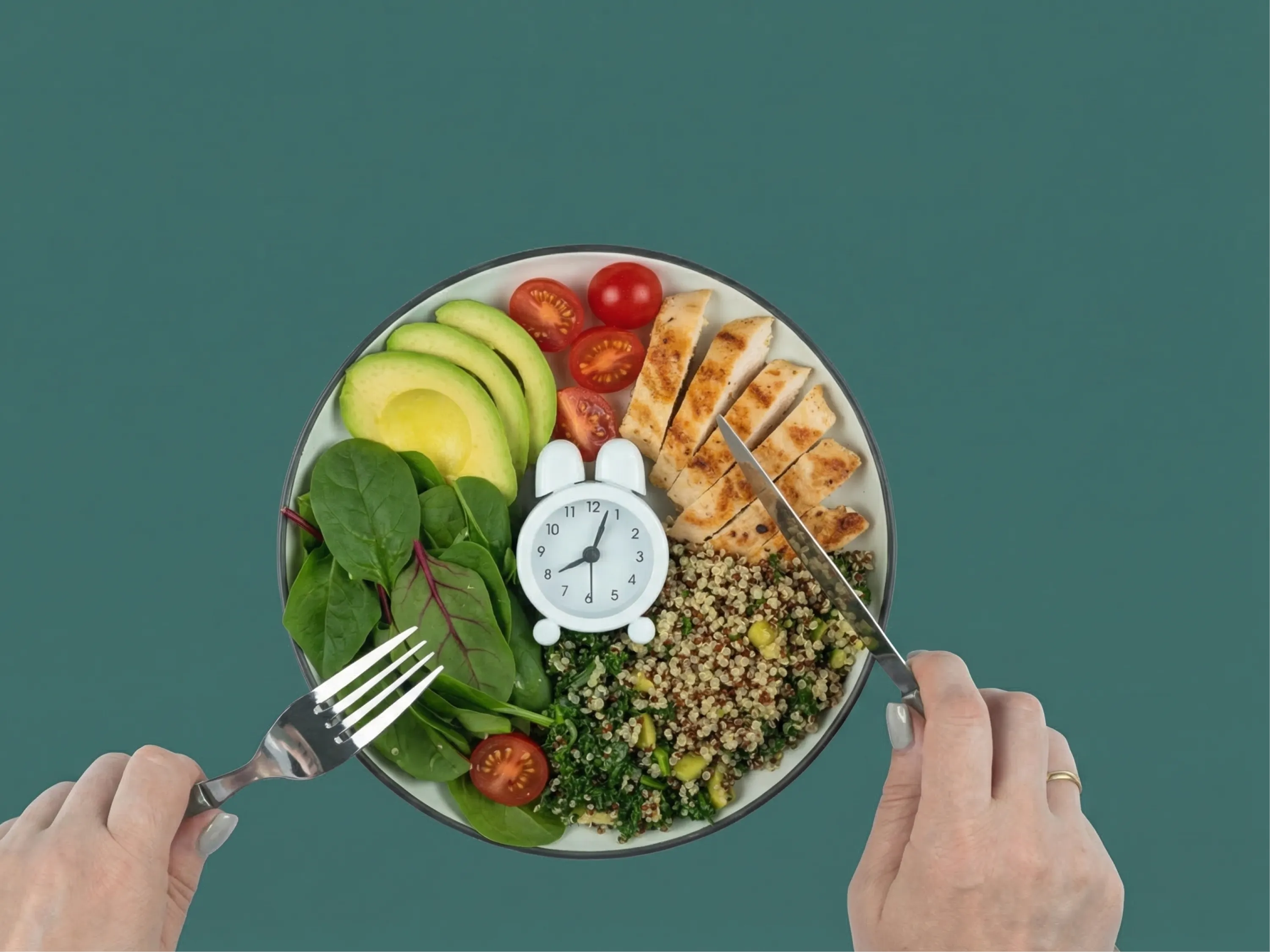 Ausgewogene Abendmahlzeit mit Hähnchen, Quinoa, Avocado und Gemüse als Beispiel dafür was man abends essen sollte zum Abnehmen.