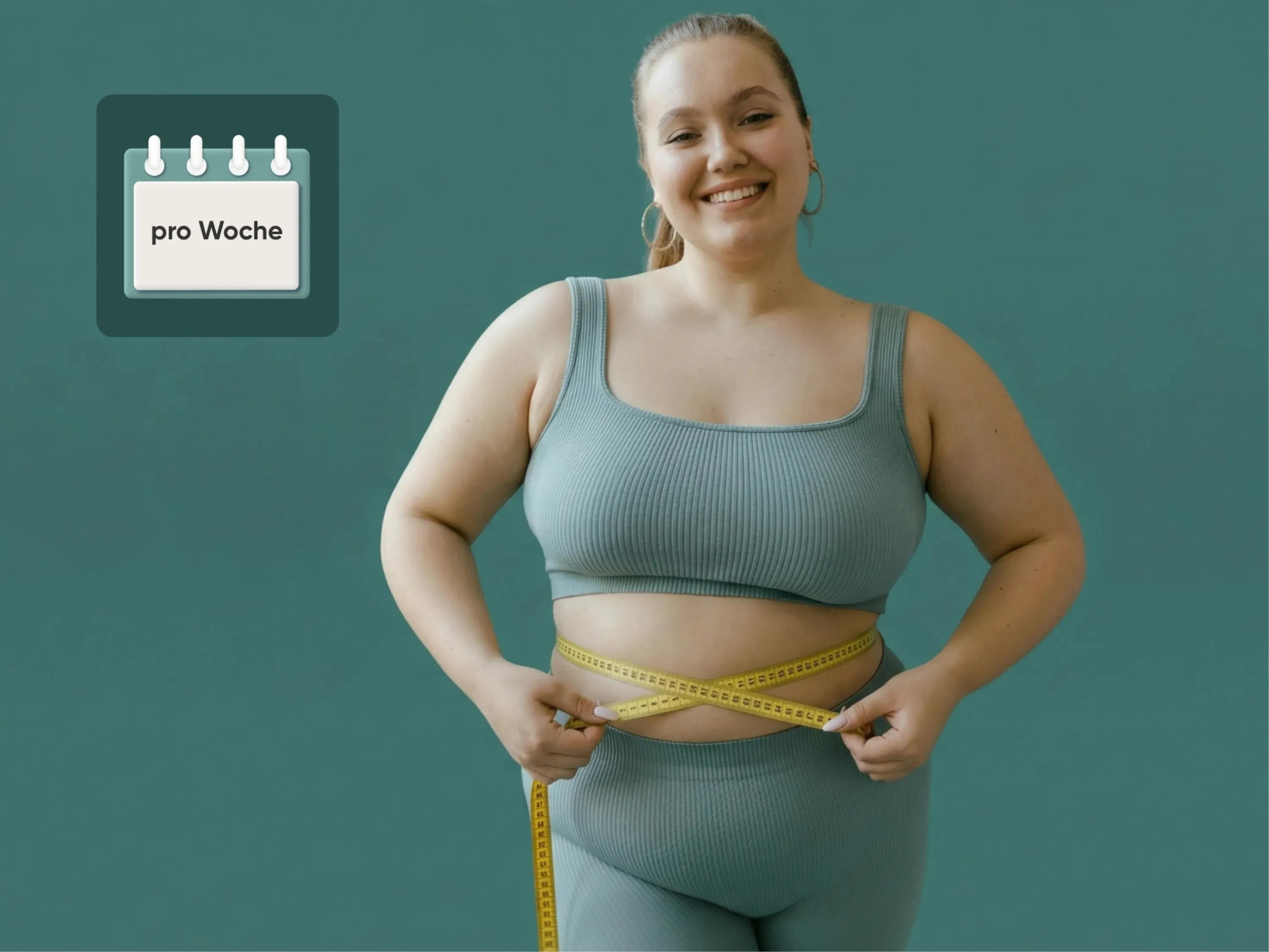 Wie viel kann man in einer Woche abnehmen? Frau misst lächelnd ihre Taille.