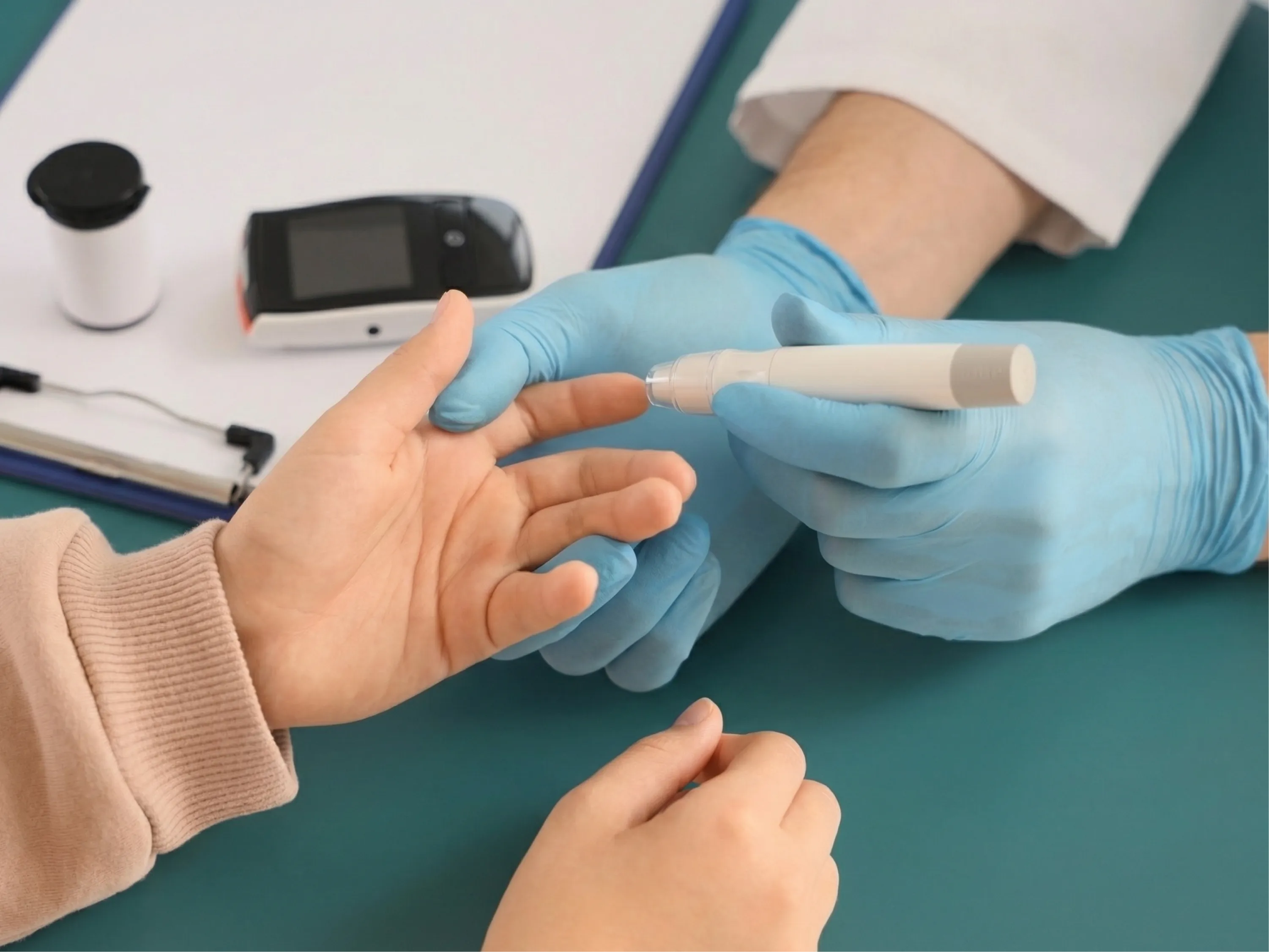 Arzt misst den Blutzuckerspiegel einer Patientin zur Diagnose und Kontrolle einer möglichen Insulinresistenz.