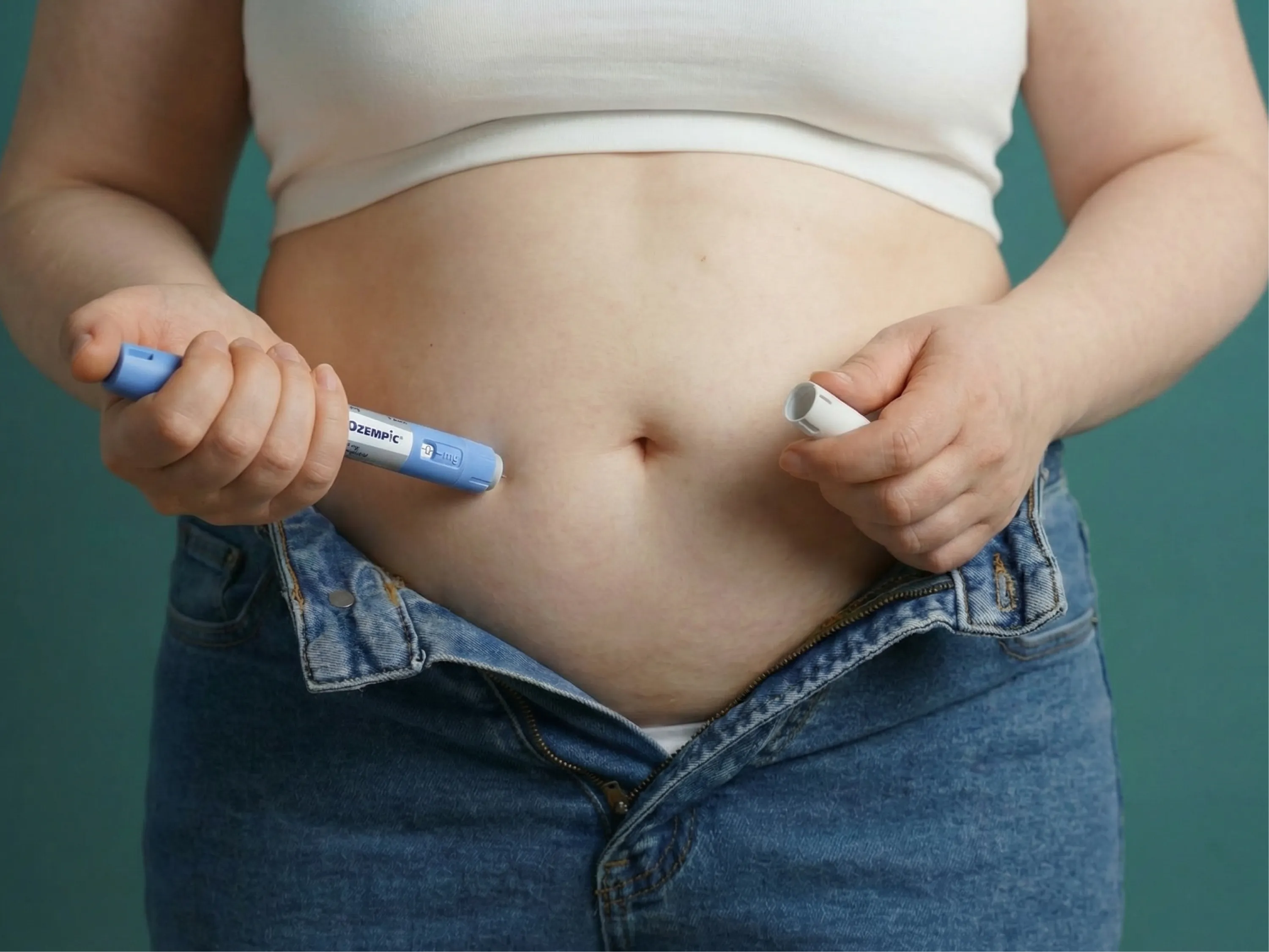 Nahaufnahme einer Person, die einen Ozempic®-Pen für die Ozempic® Anwendung vorbereitet.