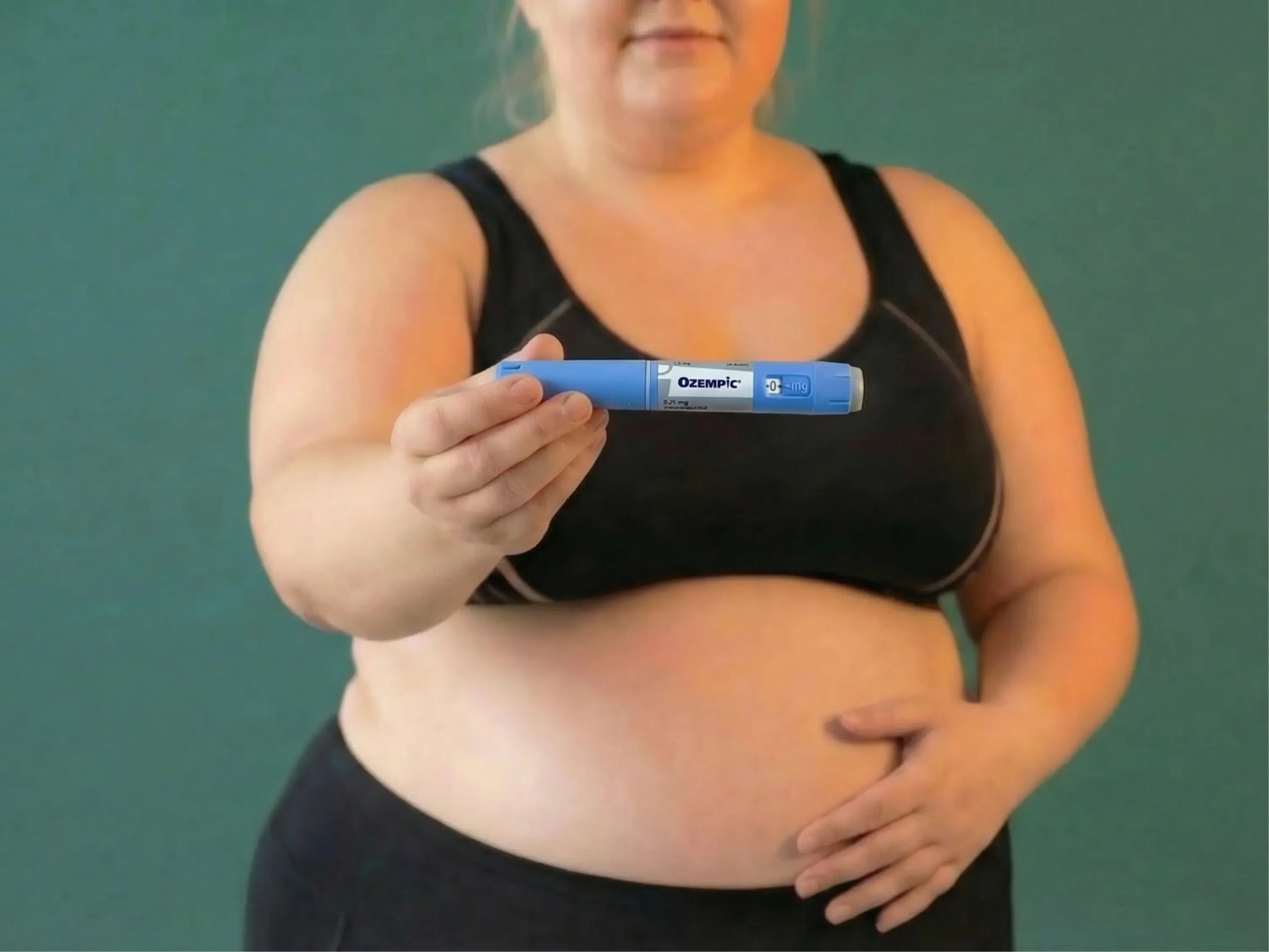 Person hält einen Ozempic-Pen vor den Bauch zum Thema Ozempic® Schwangerschaft.