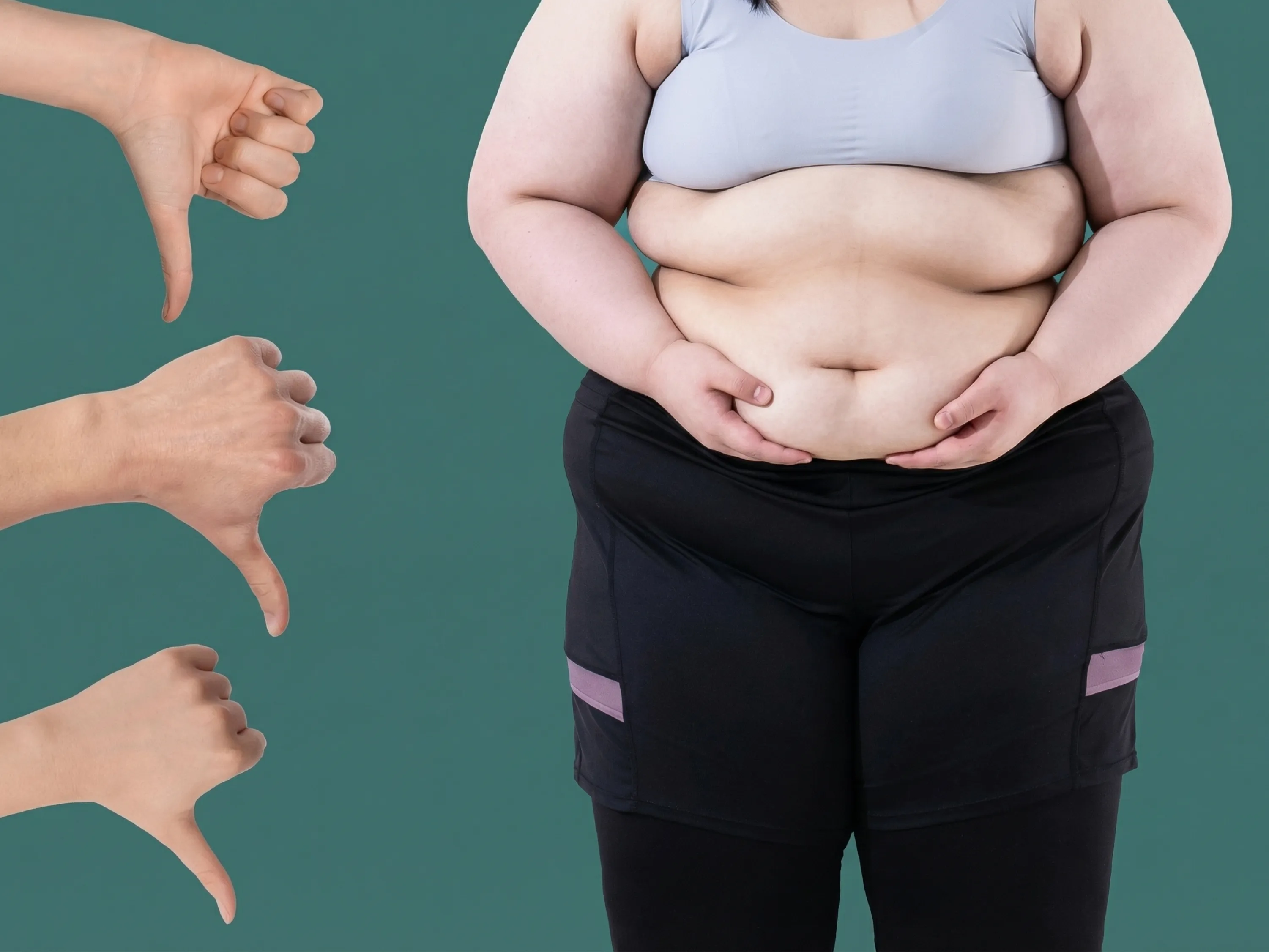 Übergewichtige Frau wird mit mehreren nach unten gerichteten Daumen abgewertet, was deutlich Bodyshaming zeigt.