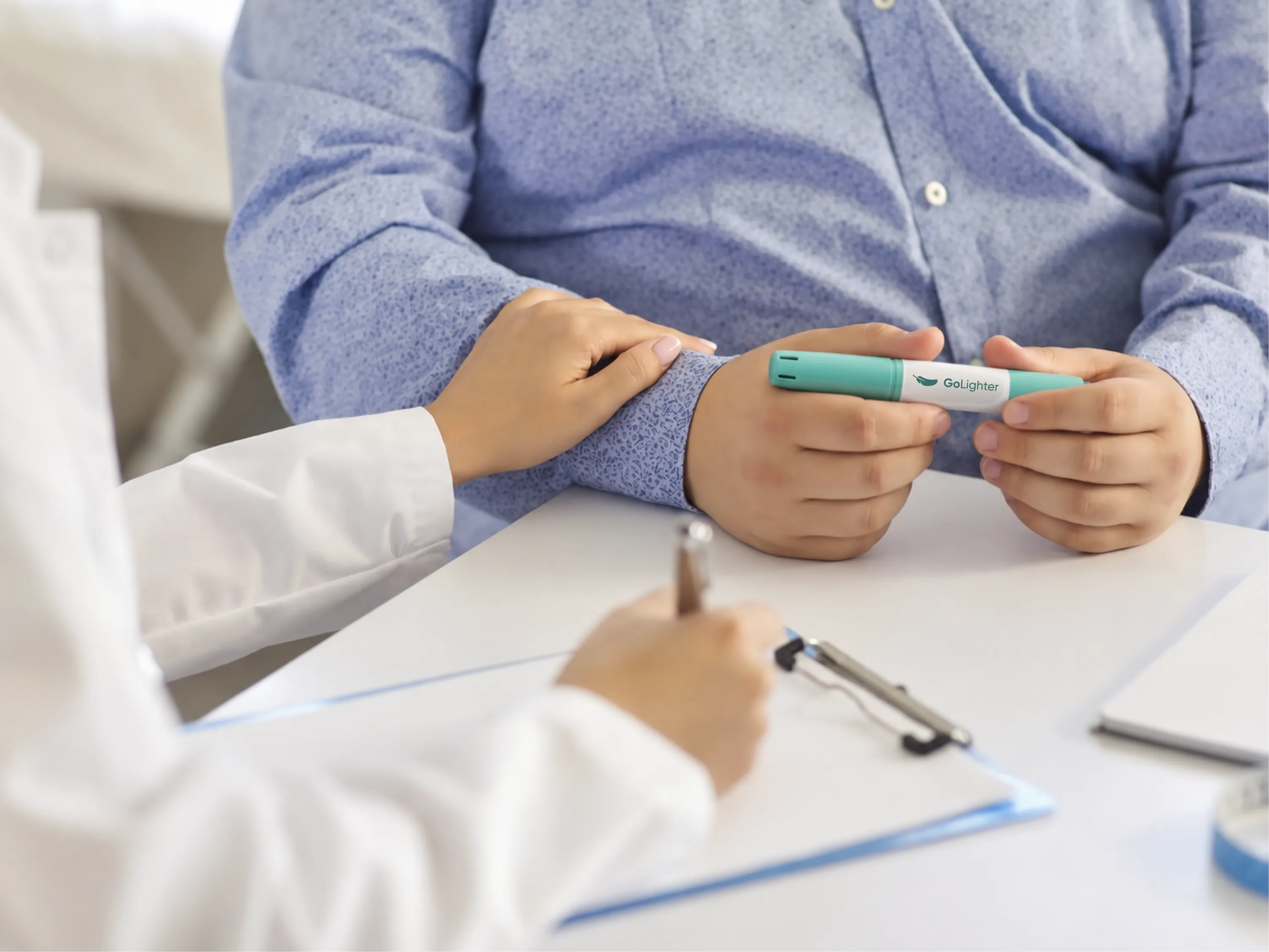 Arztgespräch über Wegovy® Nebenwirkungen mit Patient, der einen Wegovy-Pen in den Händen hält.