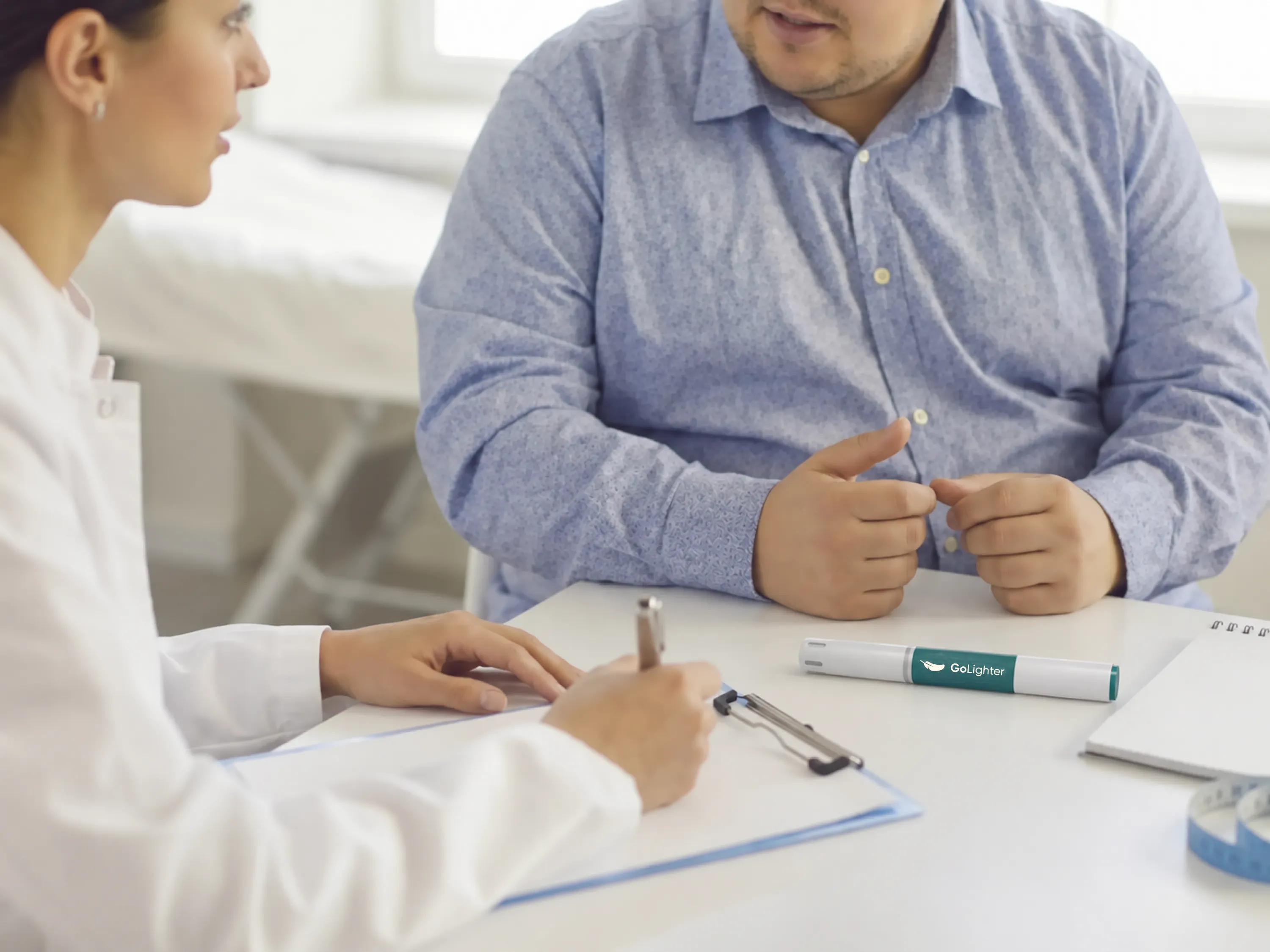 Arzt bespricht Mounjaro® absetzen mit einem Patienten während eines Beratungsgesprächs.