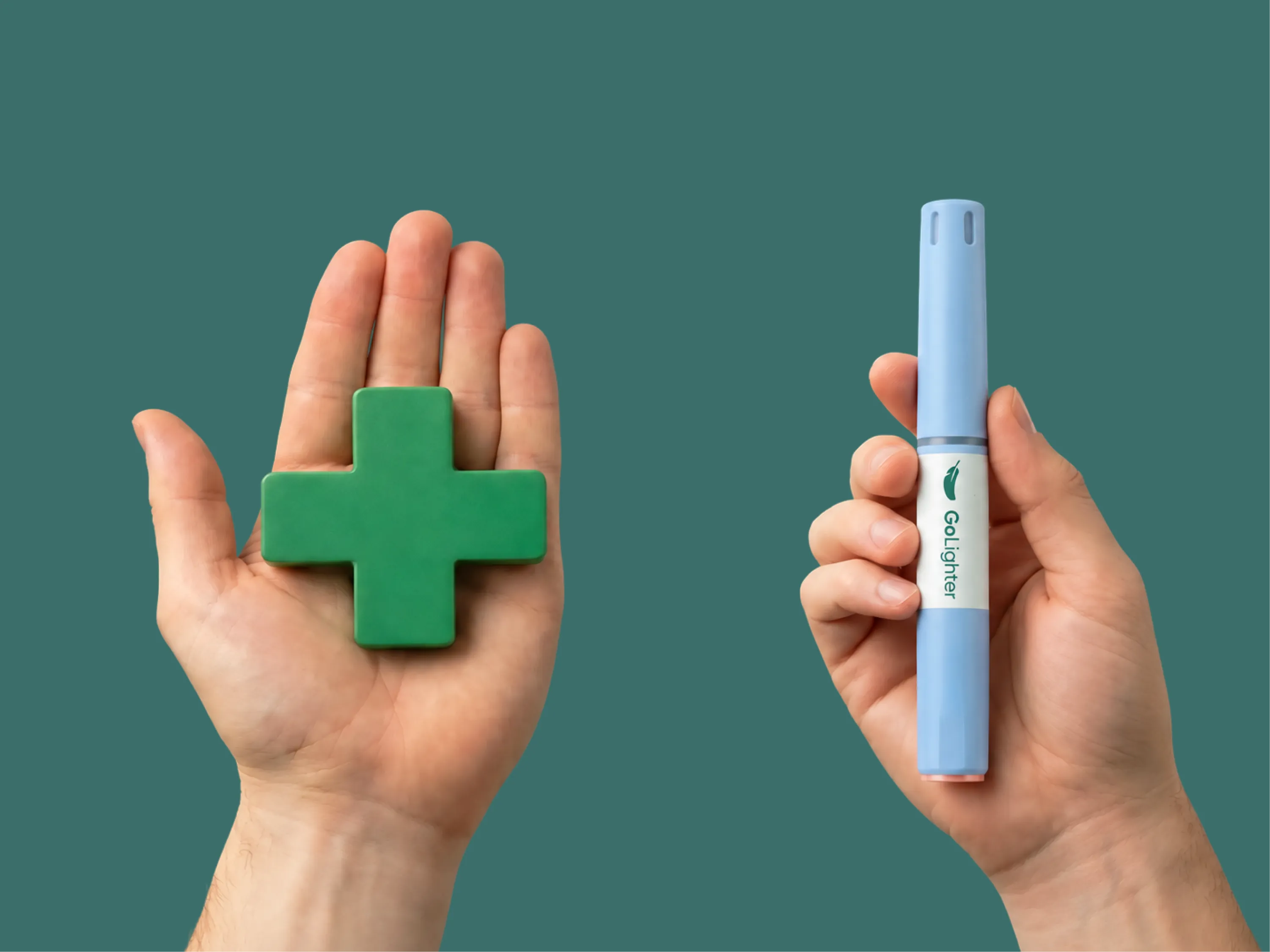 Hand hält ein grünes Kreuz neben einem Ozempic®-Pen zum Thema Ozempic® Krankenkasse.