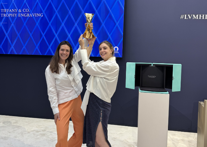 Après avoir visité le stand de LVMH, Bernard Arnault a remis le prix « Best Impact » à la start-up française Fairly Made, une plateforme dédiée à la traçabilité des matières premières, à la transparence de la chaîne d'approvisionnement et à la mesure de l'impact environnemental.
