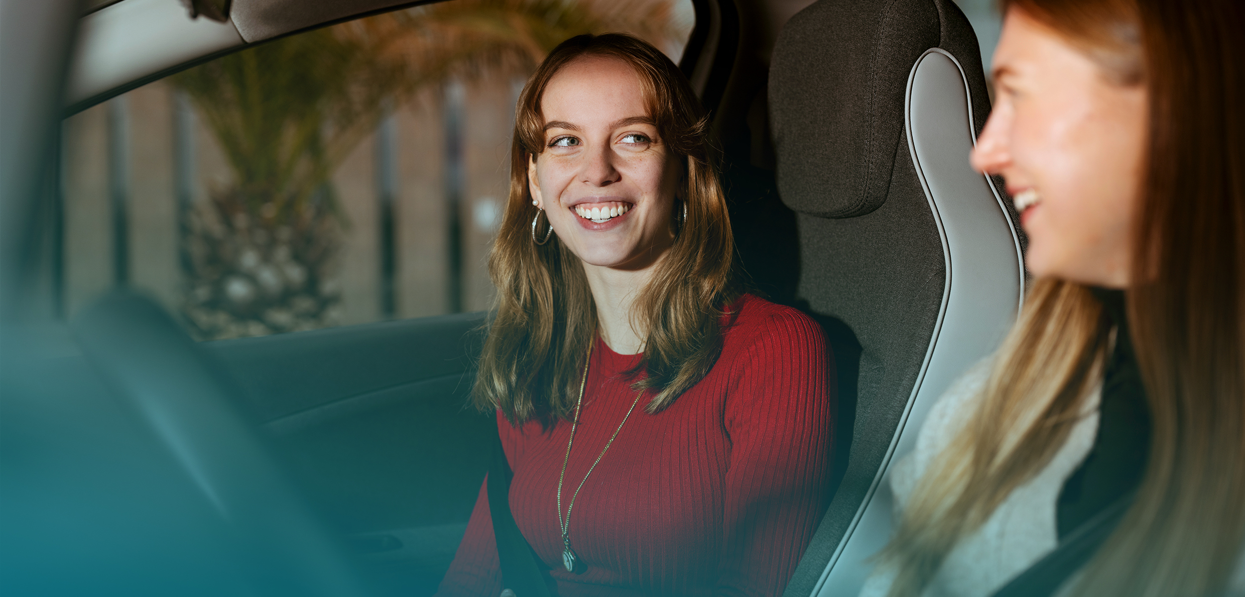 Teilnehmerin lädt ein Elektroauto an einer naturenergie Ladestation