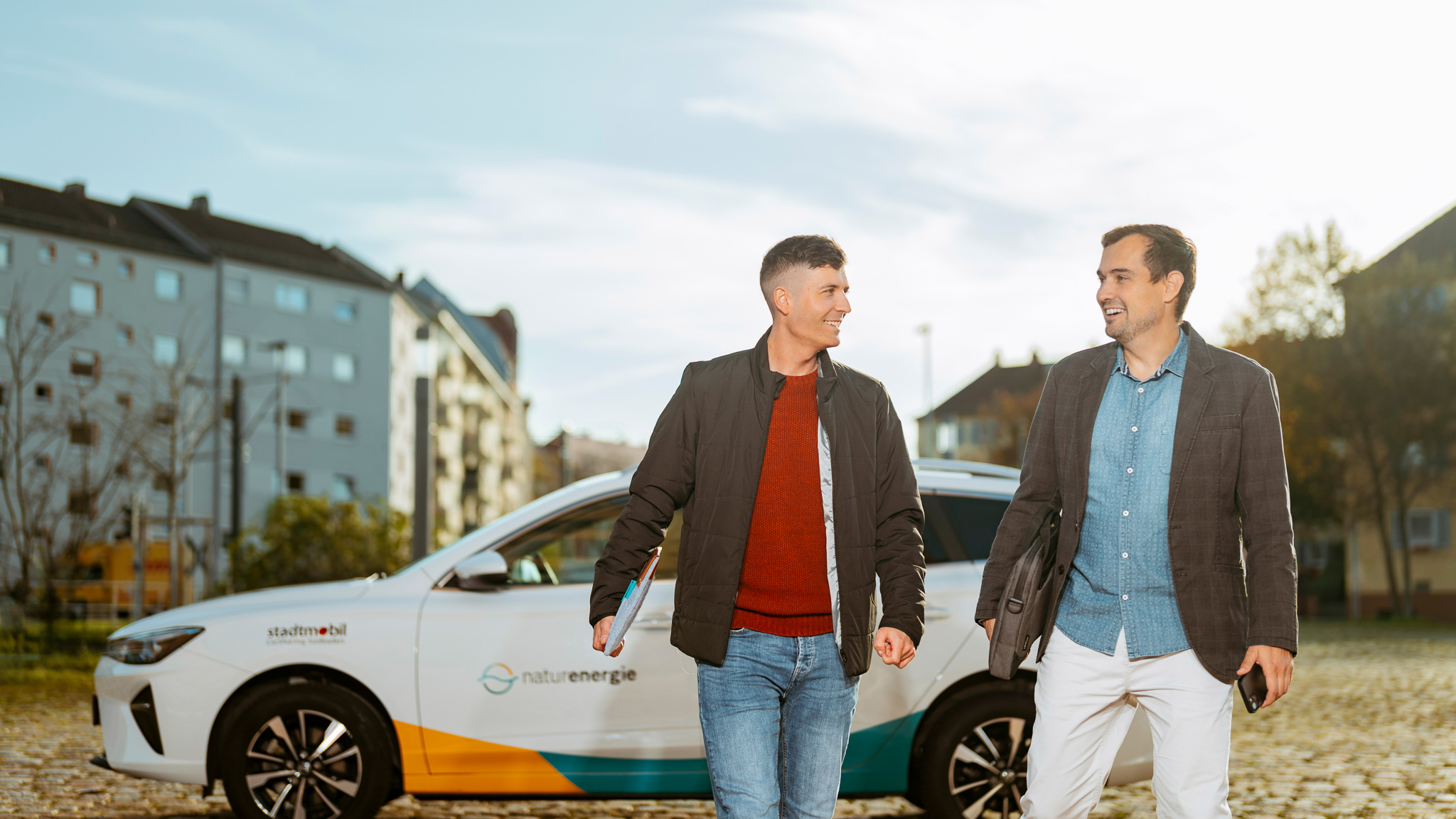Zwei Personen an einem Elektroauto von naturenergie sharing im Schwarzwald
