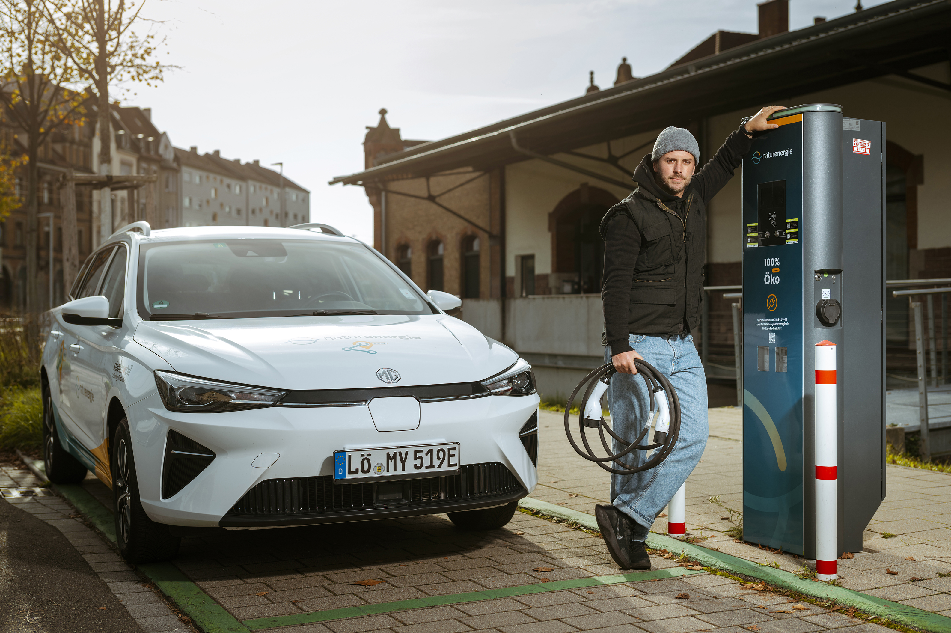 eCoach erklärt einem Teilnehmer das Laden eines Elektroautos