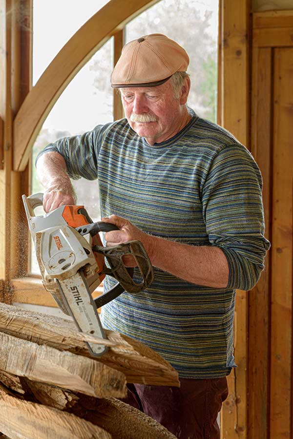 Albrecht Denneler bei der Arbeit mit der Kettensäge