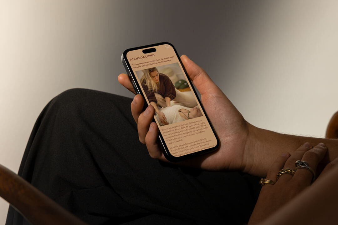 person holding a mobile phone with the services subpage of im hier & jetzt