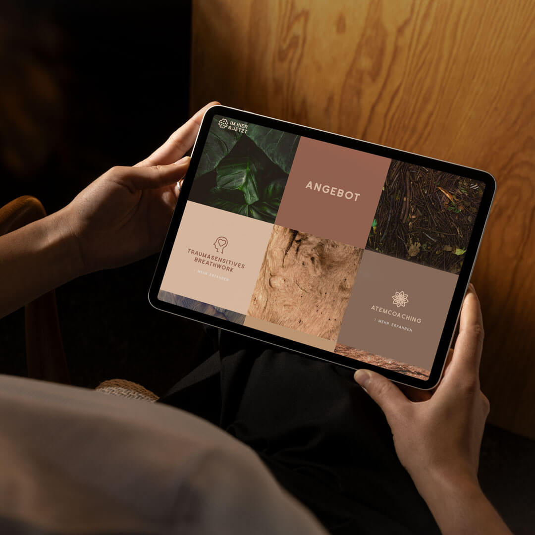 person holding a tablet of the service overview section of the website im-hier-und-jetzt.ch