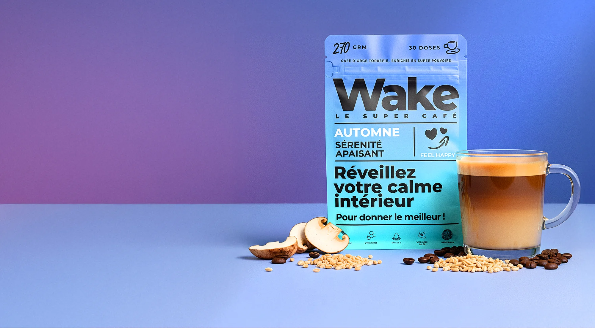 Sac de café Wake Automne avec une tasse de café, champignons, grains de café et céréales sur surface bleue avec fond dégradé violet.