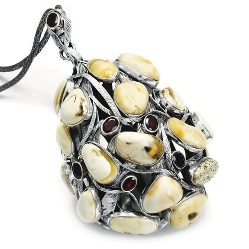 Necklace woven from numerous fine amber