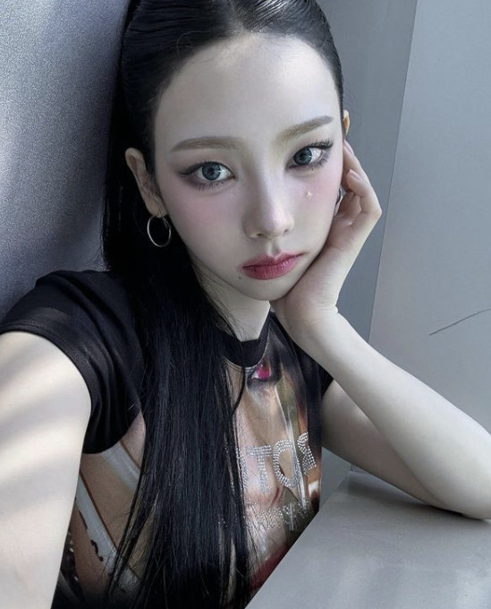 카리나 올백 머리도 굴욕 없어, 완벽한 AI 비주얼 발산 - 뉴스엔