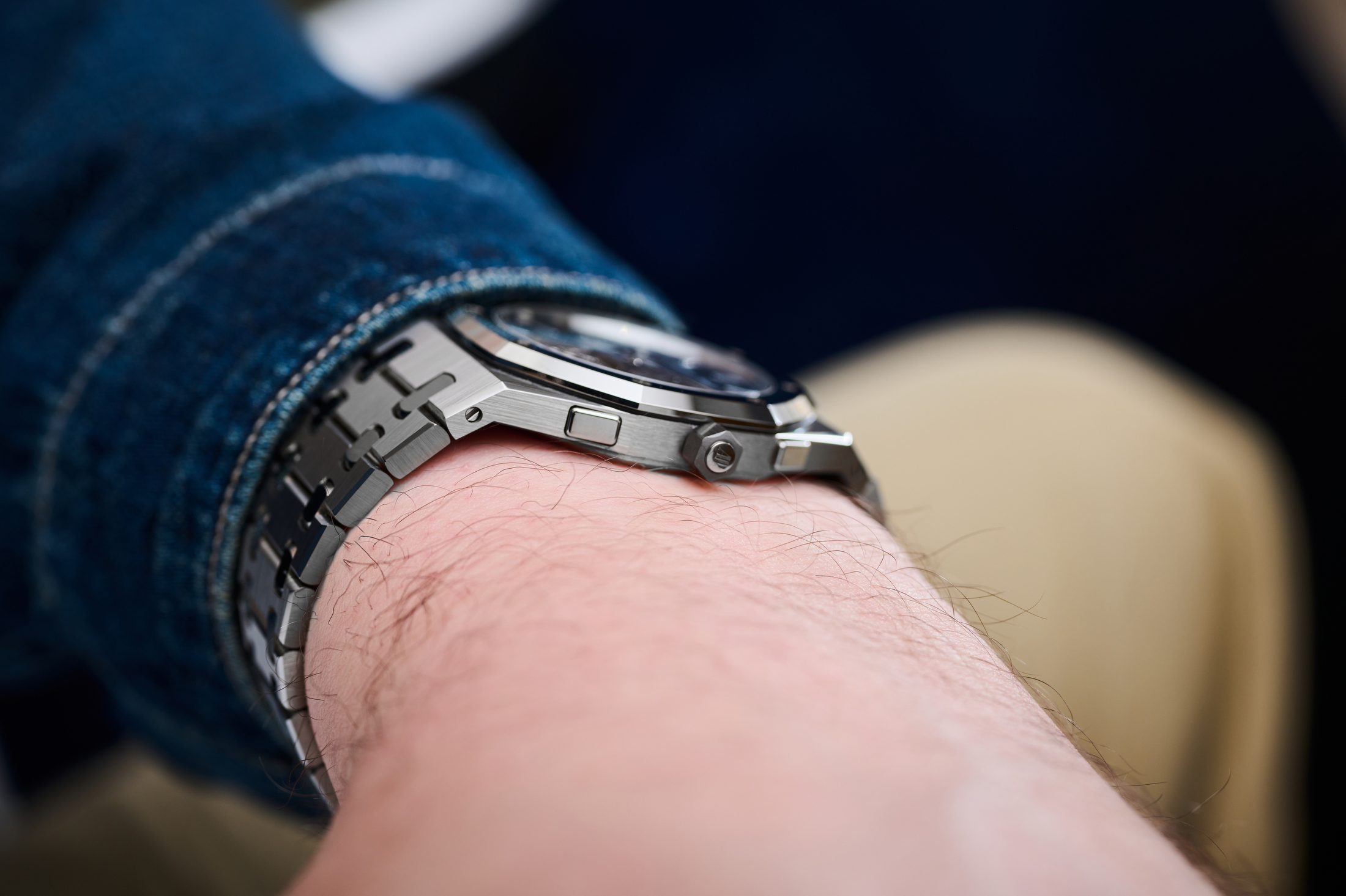 Side profile of the Royal Oak RD#5 illustrating its ultra-thin 8.1mm case thickness made of Titanium and Bulk Metallic Glass.