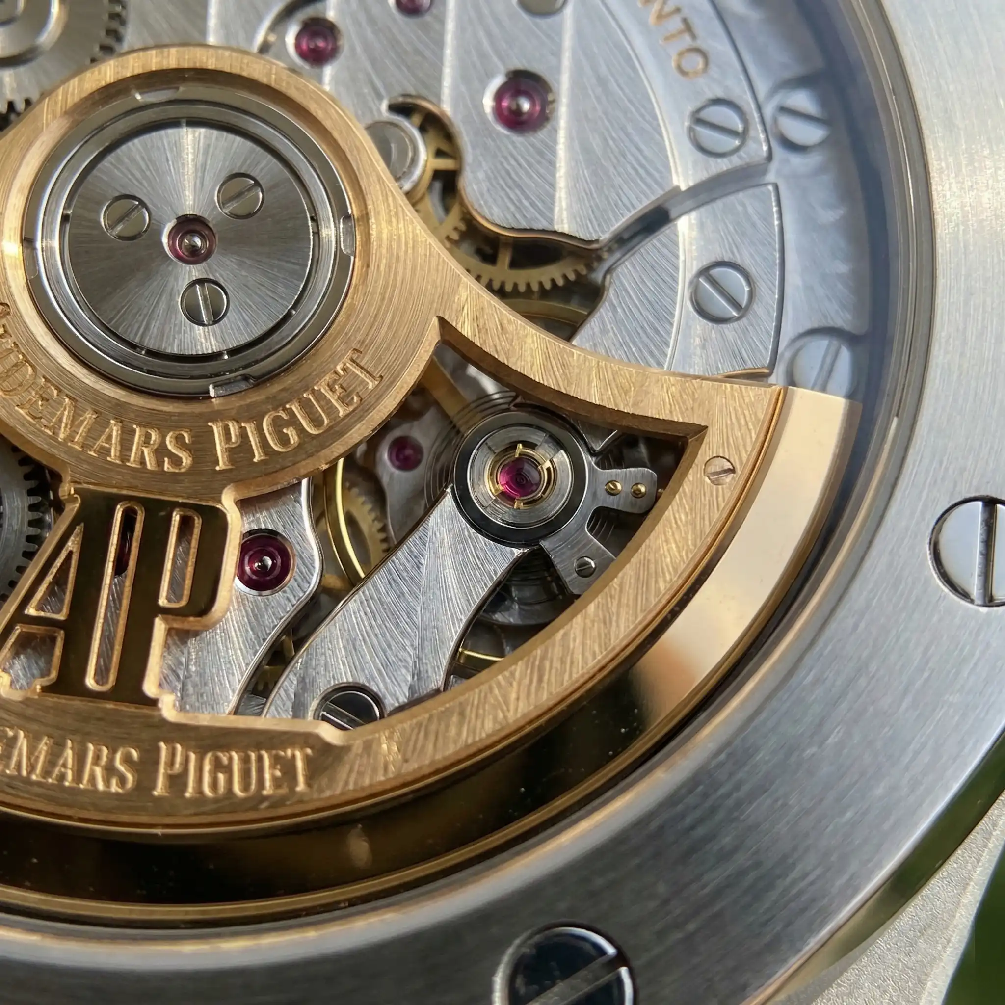 Exhibition caseback view of the Royal Oak Jumbo, revealing the legendary Calibre 2121 with its 21-carat gold rotor running on a peripheral rail system with ruby rollers.
