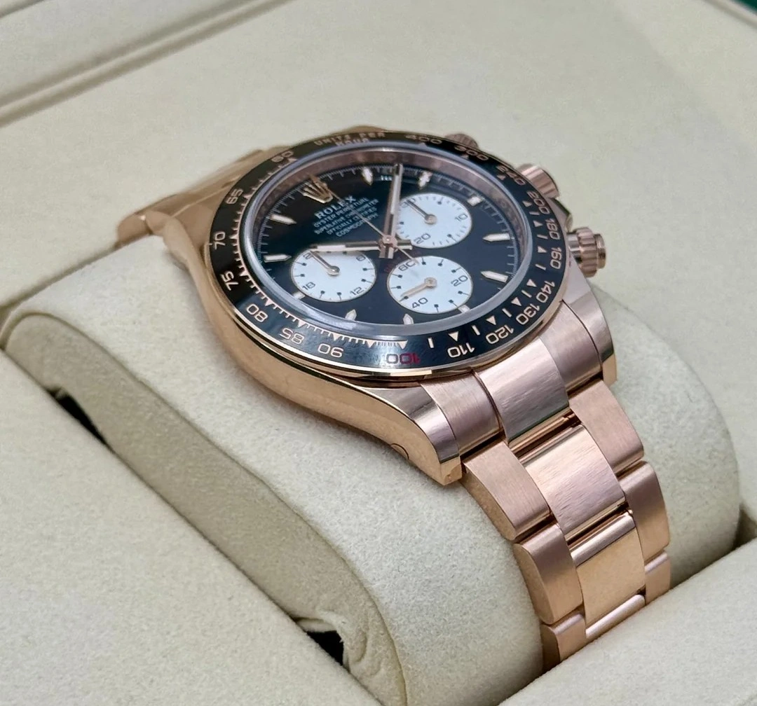 Side view of the 18k rose gold Rolex Daytona case and screw-down pushers.