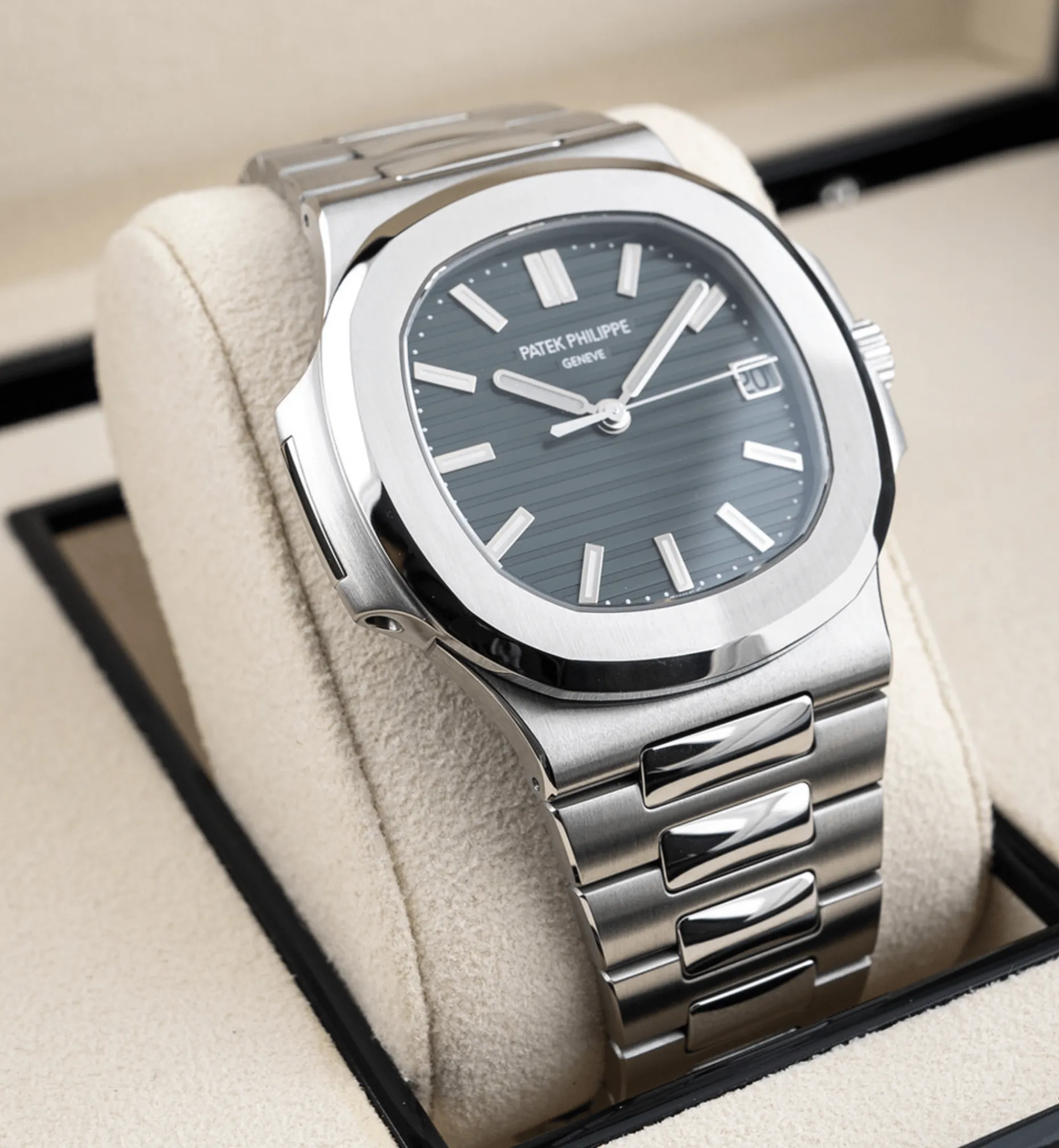 Patek Philippe Ref. 5711/1A-010 – Nautilus (Black Dial / 2013)