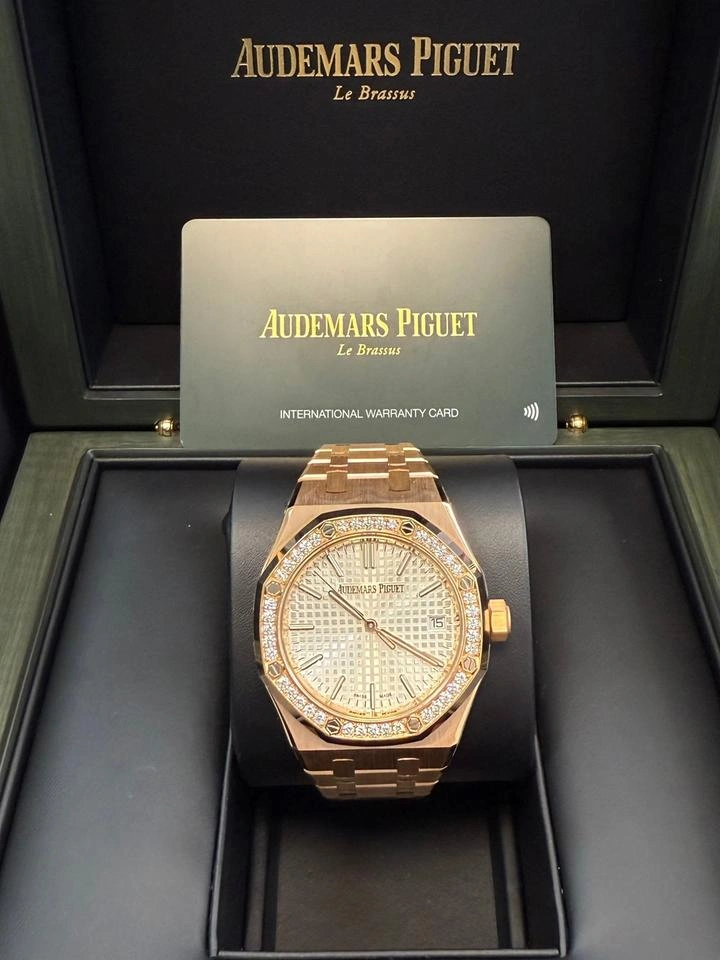 Audemars Piguet Royal Oak Selfwinding “50th Anniversary”, Ref. 15551OR.ZZ.1356OR.01 - Silver Dial