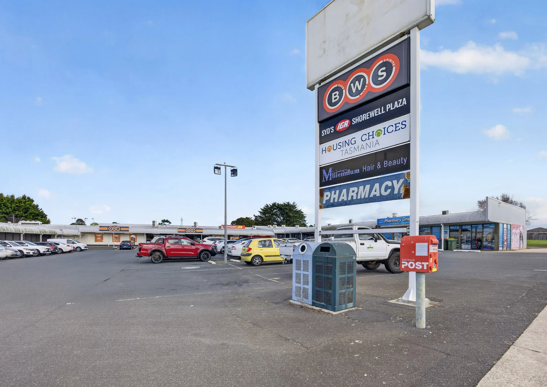 Centre pylon signage and car park