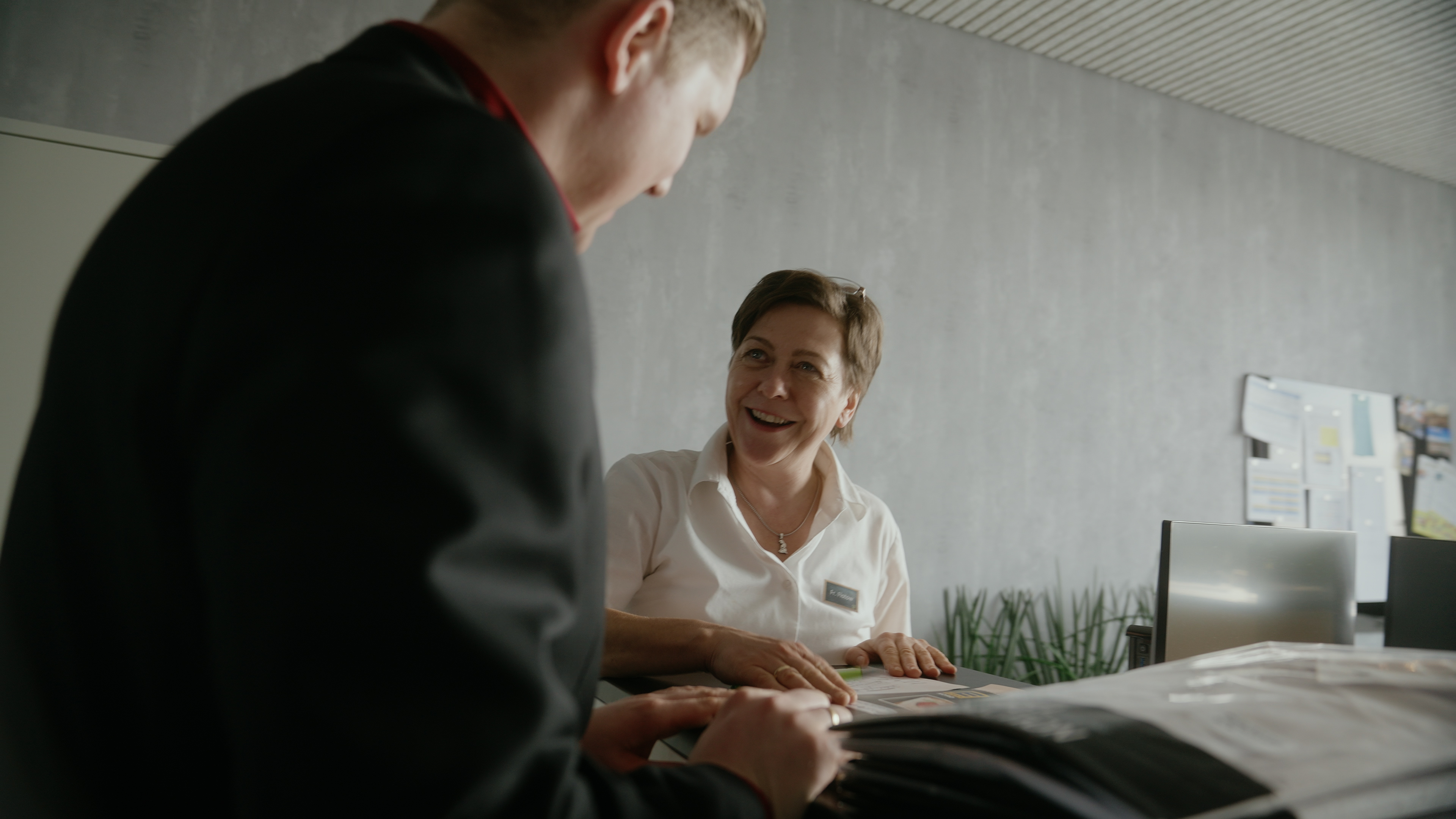 Freundliche Edeka Mitarbeiterin lächelt personalchef an
