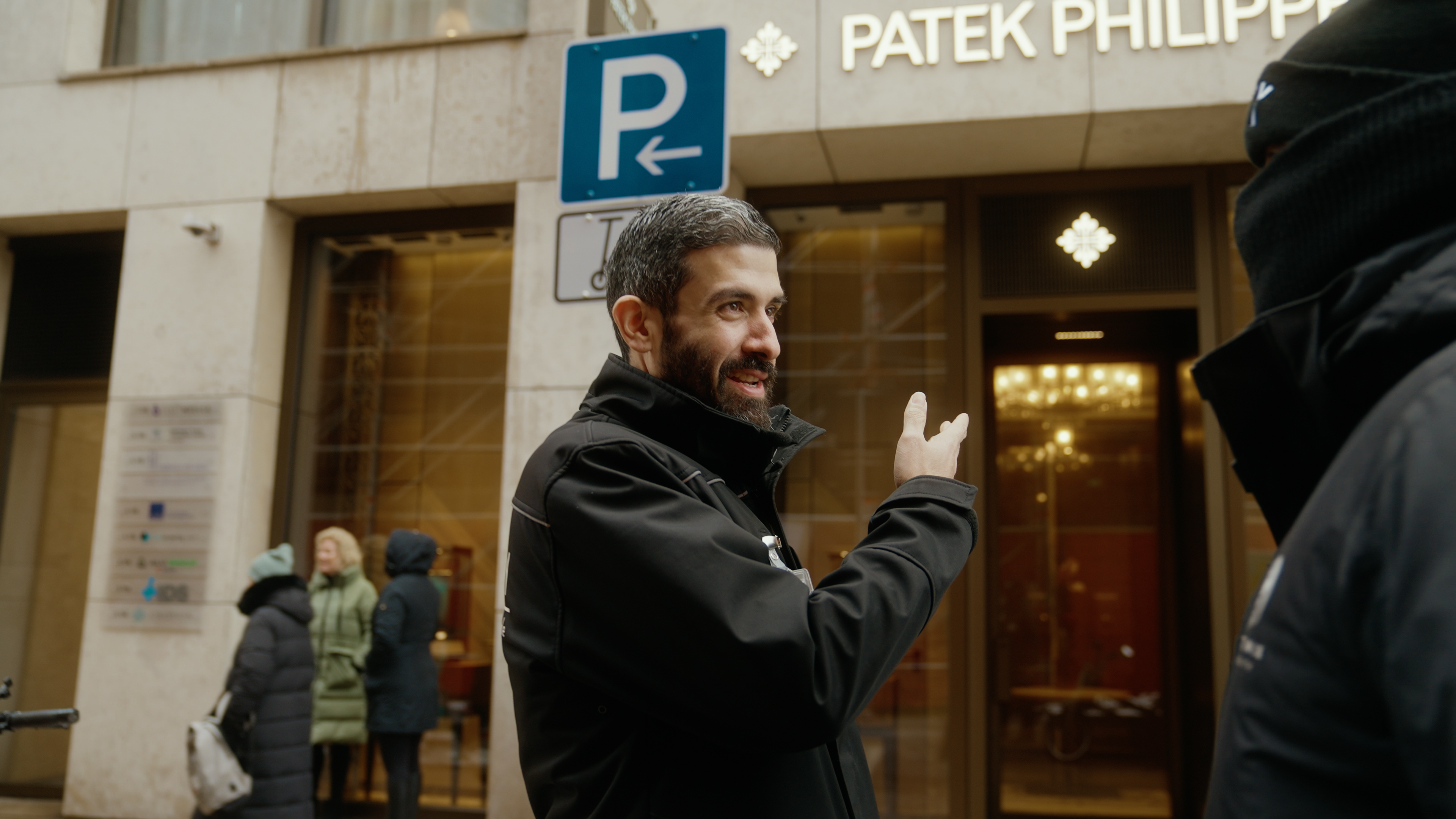 Freundlicher Security Mitarbeiter spricht