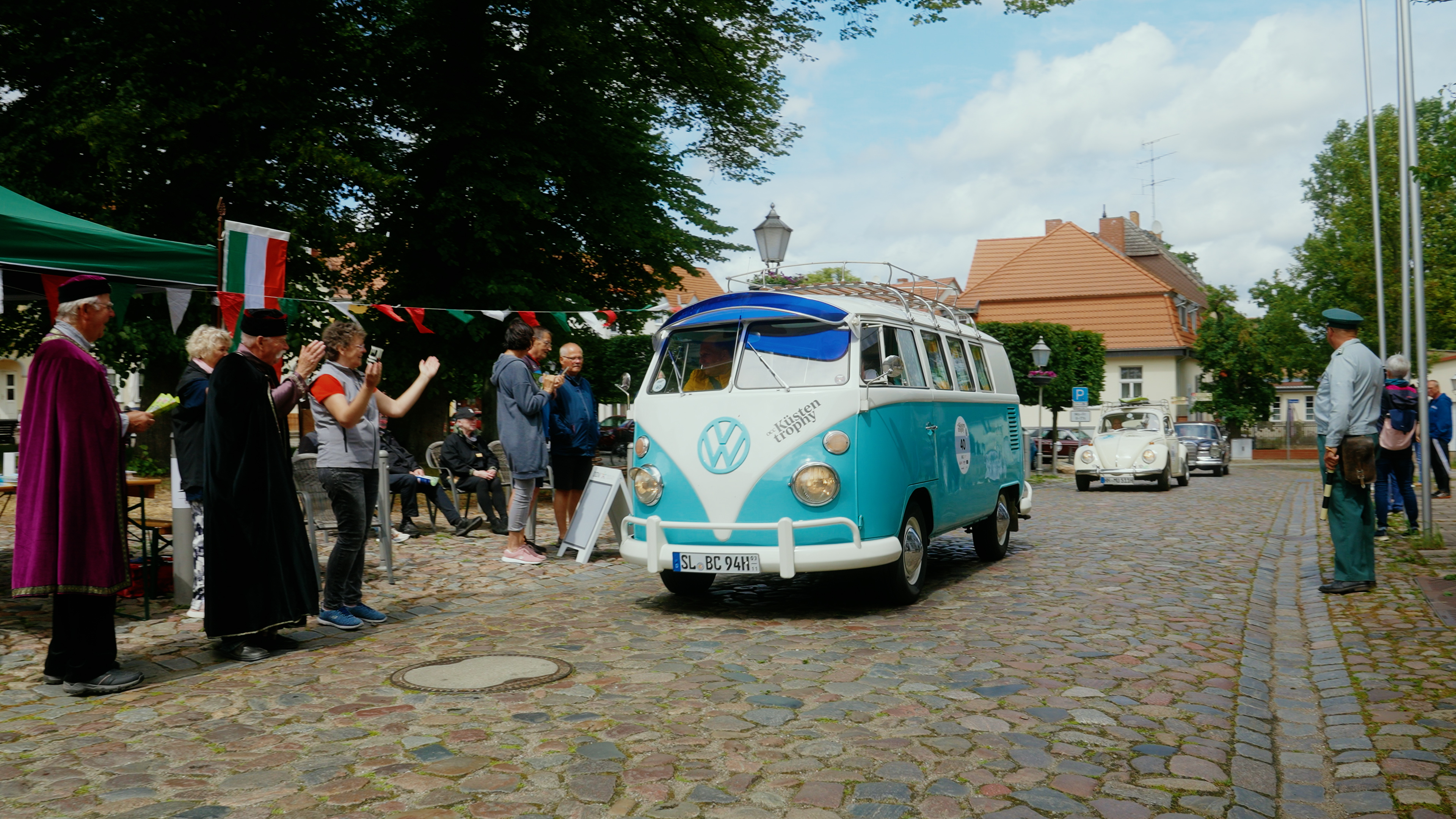 VW Bulli fährt auf einer straße