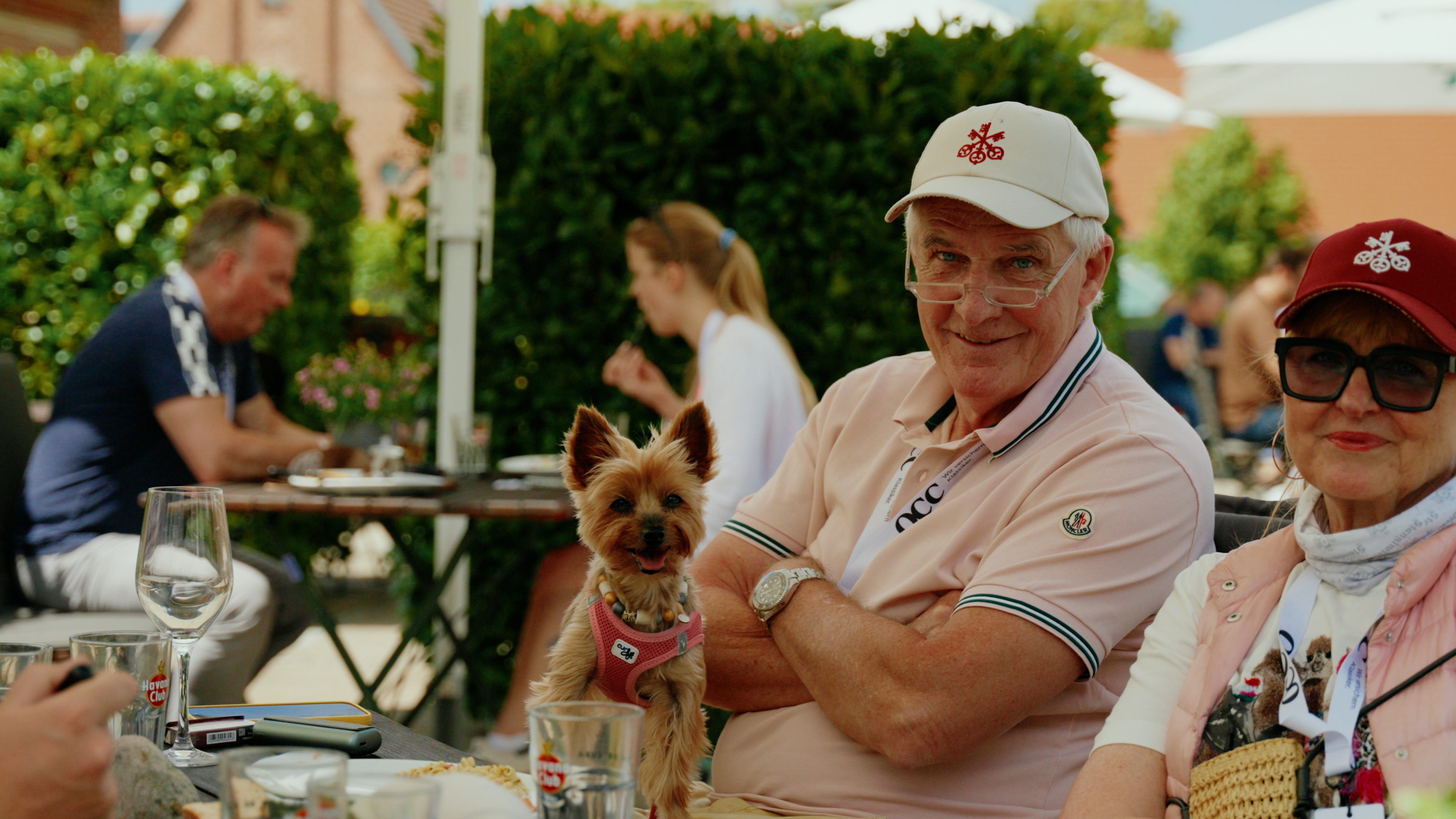 Man guckt mit Hund freundlich in die Kamera