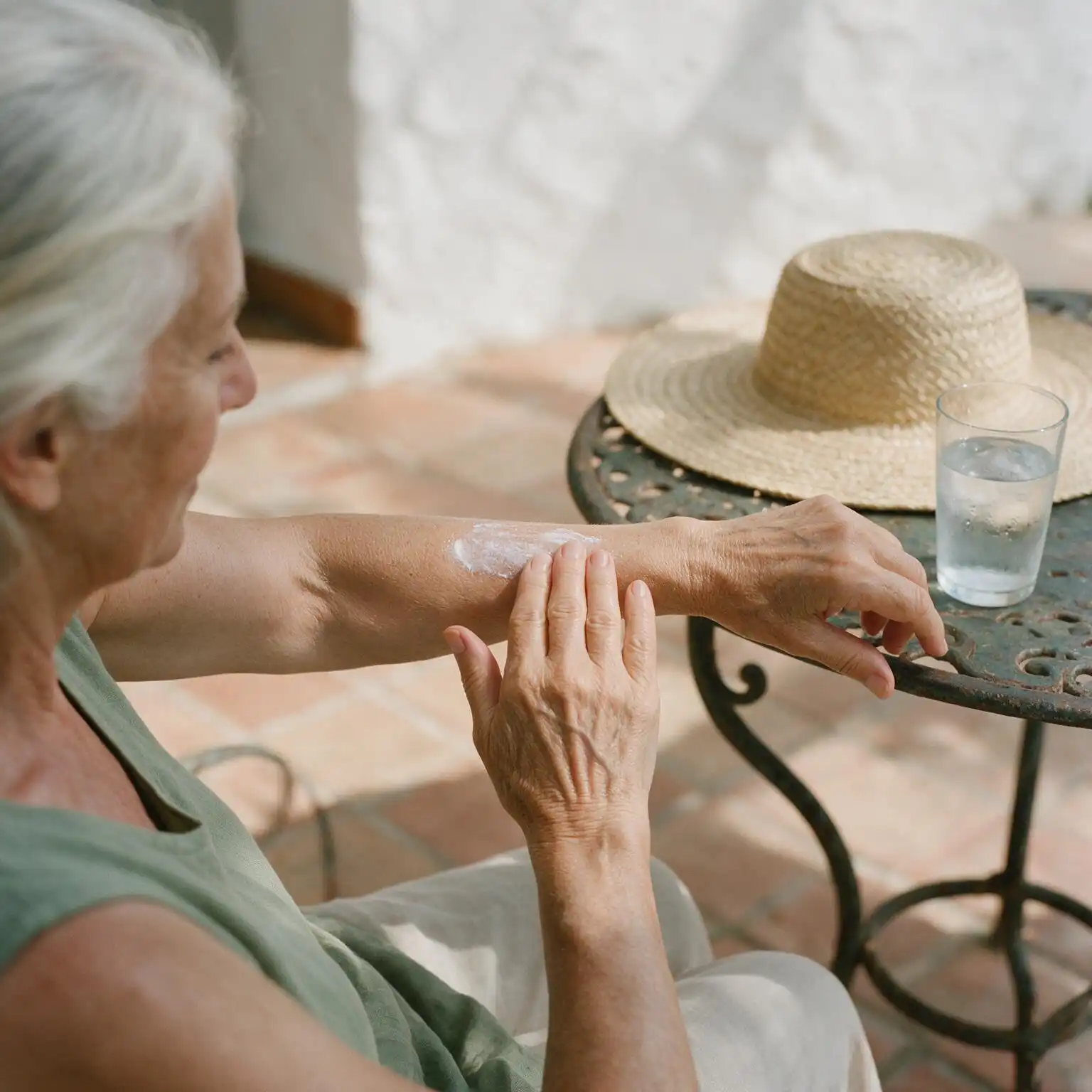 Piel de las personas mayores en verano: guía de cuidados