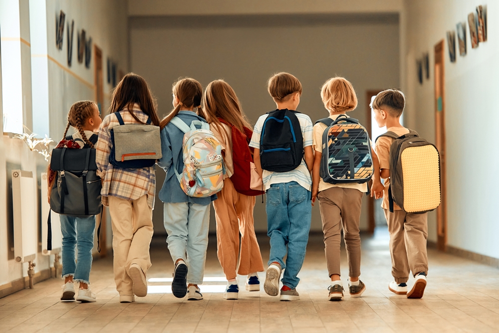 Kids walking into a school building