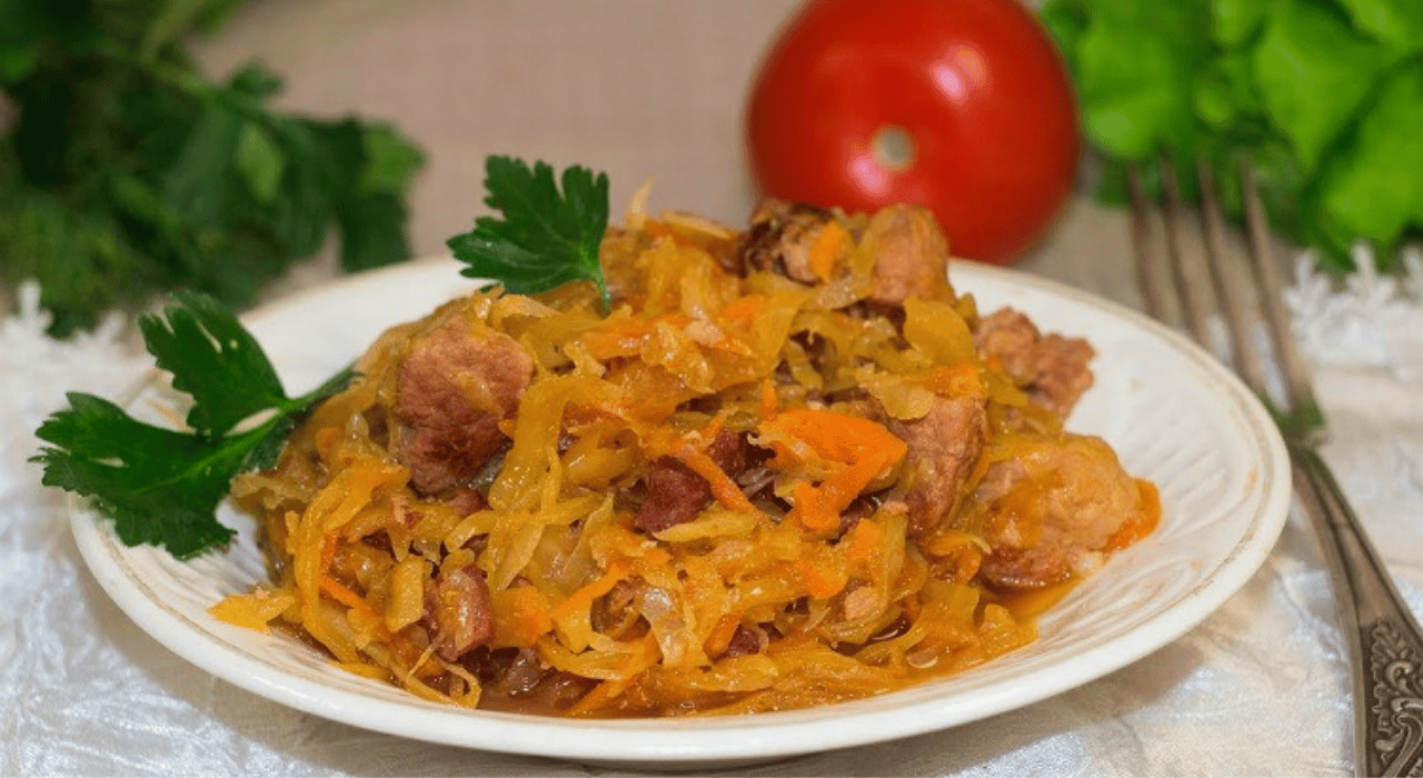 A plate of braised cabbage with chicken