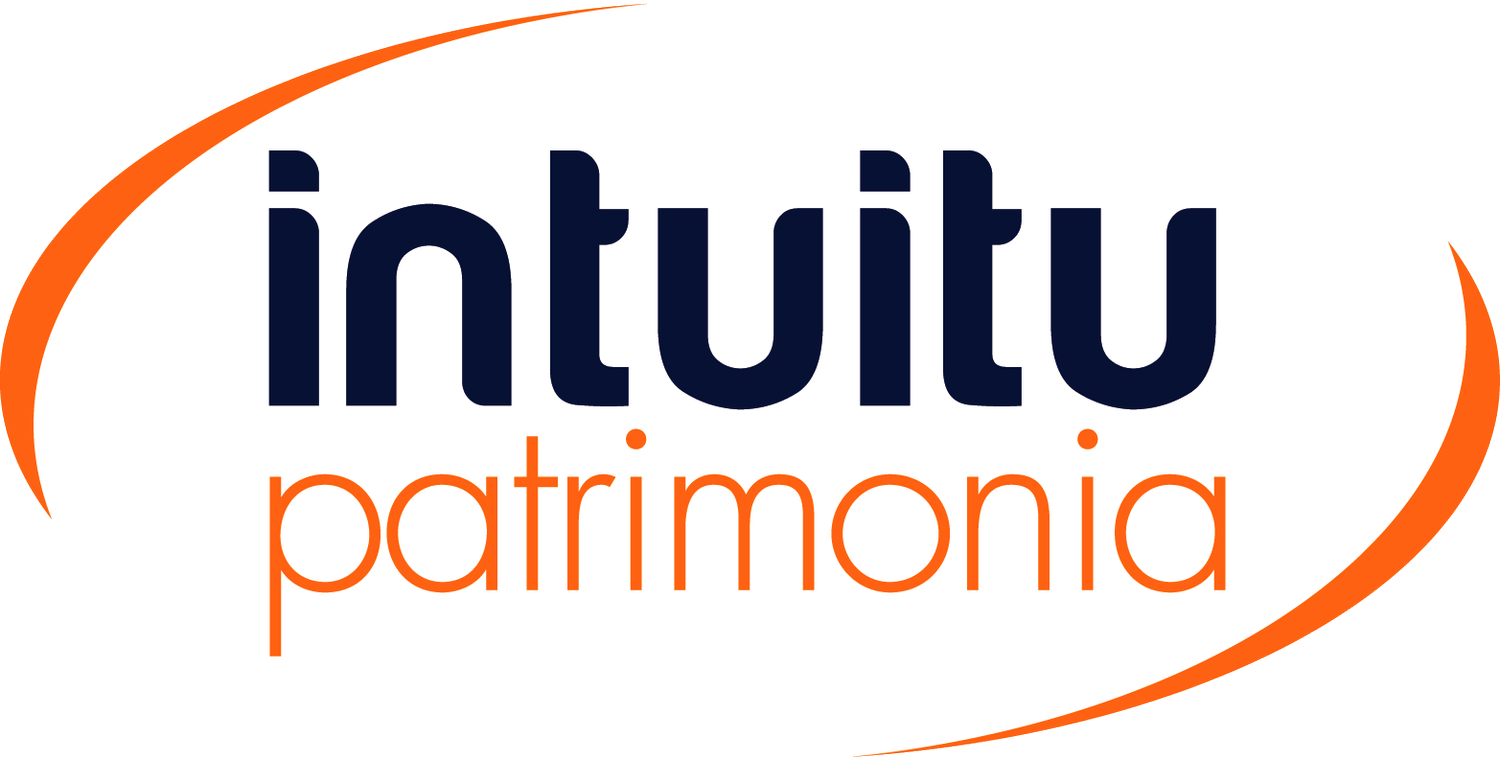 Logo d'Intuitu Patrimonia avec un texte en bleu foncé et orange à l'intérieur d'un ovale rehaussé de touches orange.