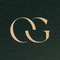 Monogramme composé des lettres O et G, dans une élégante police de caractères beige sur fond sombre.