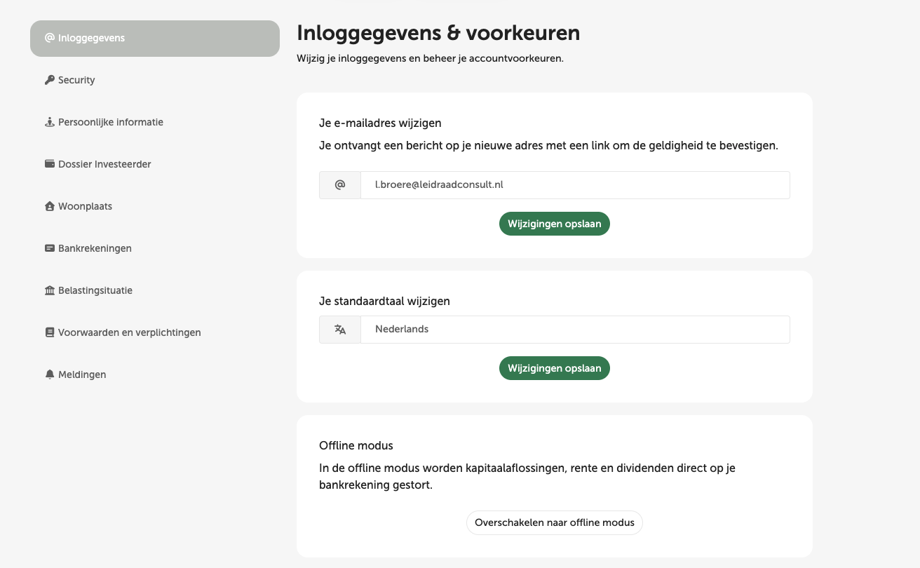 Scherm met accountinstellingen voor inloggegevens, e-mail, standaardtaal en offline modus in het Nederlands.