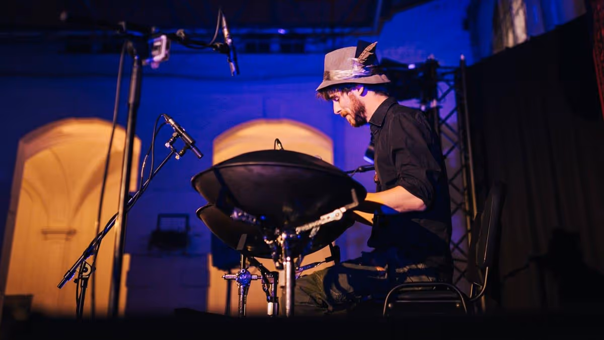 Tom Vaylo : interview with a brilliant artist