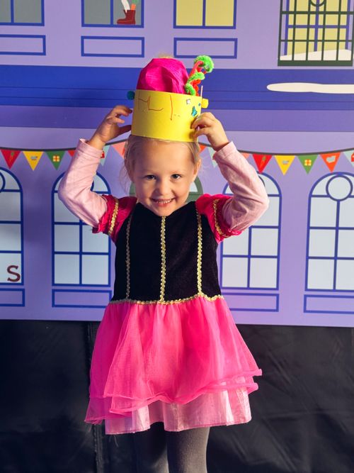 Kind verkleed als Piet tijdens activiteiten in het Pop-up Sinterklaashuis