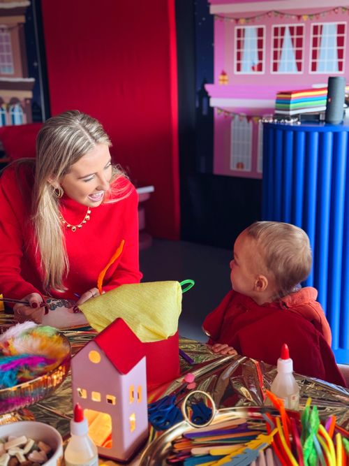 Knutseltafel in het Pop-up Sinterklaashuis, ontworpen door Bryte Creators