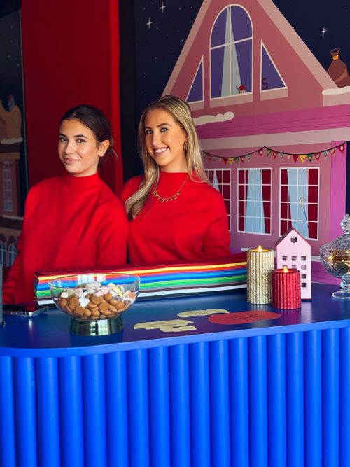 Knutseltafel in het Pop-up Sinterklaashuis, ontworpen door Bryte Creators